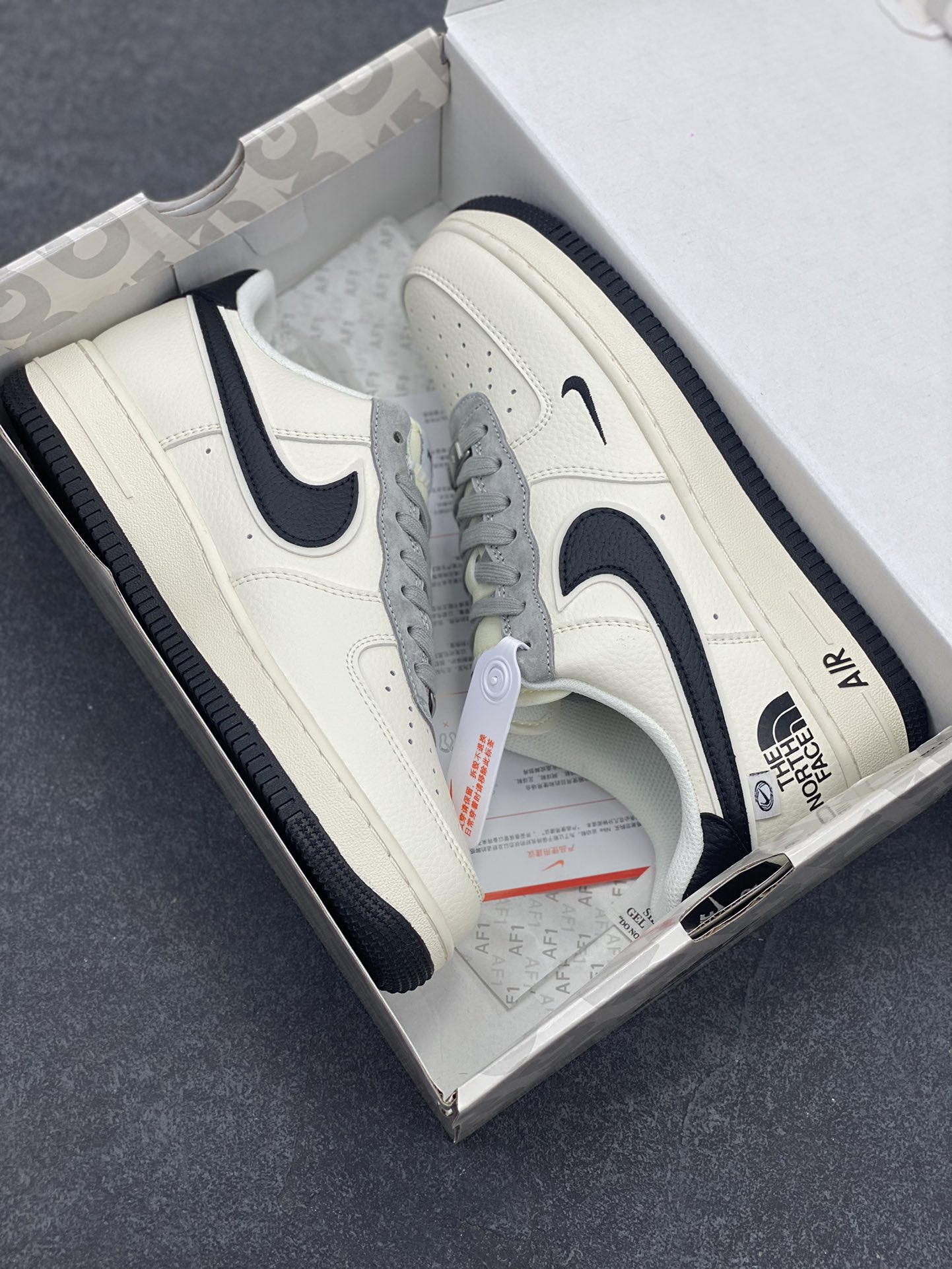 图片[9]-NIke Air Force 1 \’07 Low “北面联名——米黑小勾”空军一号 低帮 运动鞋 休闲鞋 折边针车 工艺难度大 原楦头原纸板 原装鞋盒 定制五金配件 内置全掌气垫 原厂鞋底 货号：XZ6188-190 尺码：36 36.5 37.5 38 38.5 39 40 40.5 41 42 42.5 43 44 44.5 45-选品中心