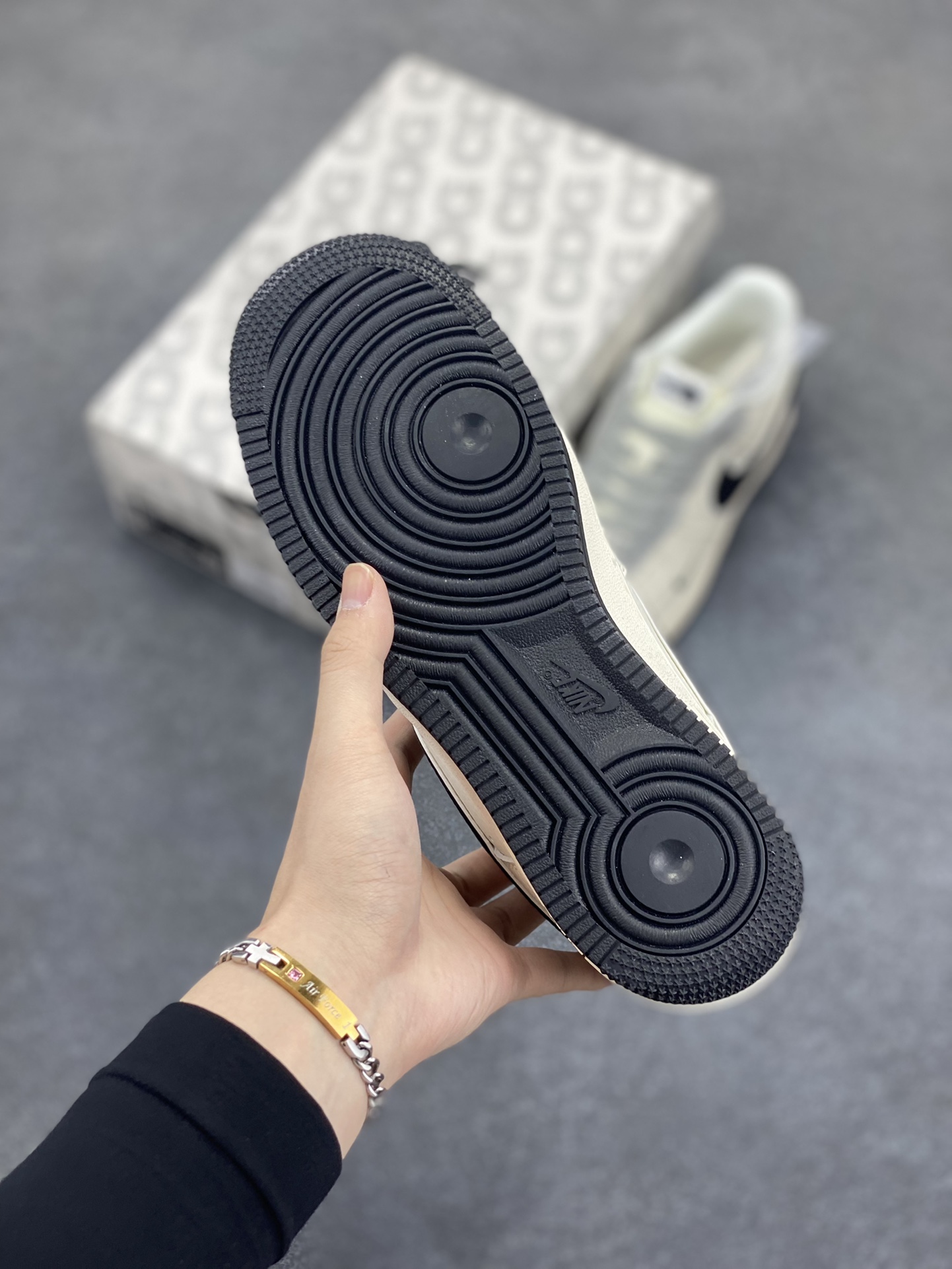 图片[5]-NIke Air Force 1 \’07 Low “北面联名——米黑小勾”空军一号 低帮 运动鞋 休闲鞋 折边针车 工艺难度大 原楦头原纸板 原装鞋盒 定制五金配件 内置全掌气垫 原厂鞋底 货号：XZ6188-190 尺码：36 36.5 37.5 38 38.5 39 40 40.5 41 42 42.5 43 44 44.5 45-选品中心