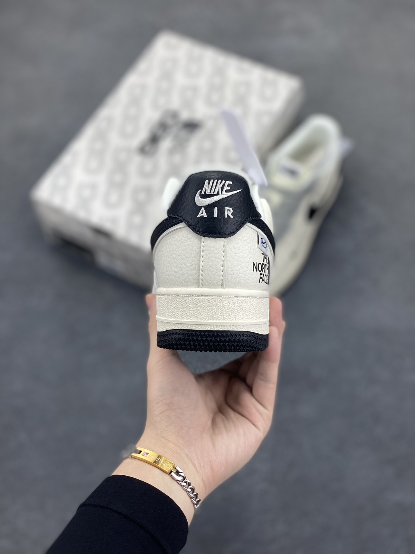 图片[4]-NIke Air Force 1 \’07 Low “北面联名——米黑小勾”空军一号 低帮 运动鞋 休闲鞋 折边针车 工艺难度大 原楦头原纸板 原装鞋盒 定制五金配件 内置全掌气垫 原厂鞋底 货号：XZ6188-190 尺码：36 36.5 37.5 38 38.5 39 40 40.5 41 42 42.5 43 44 44.5 45-选品中心