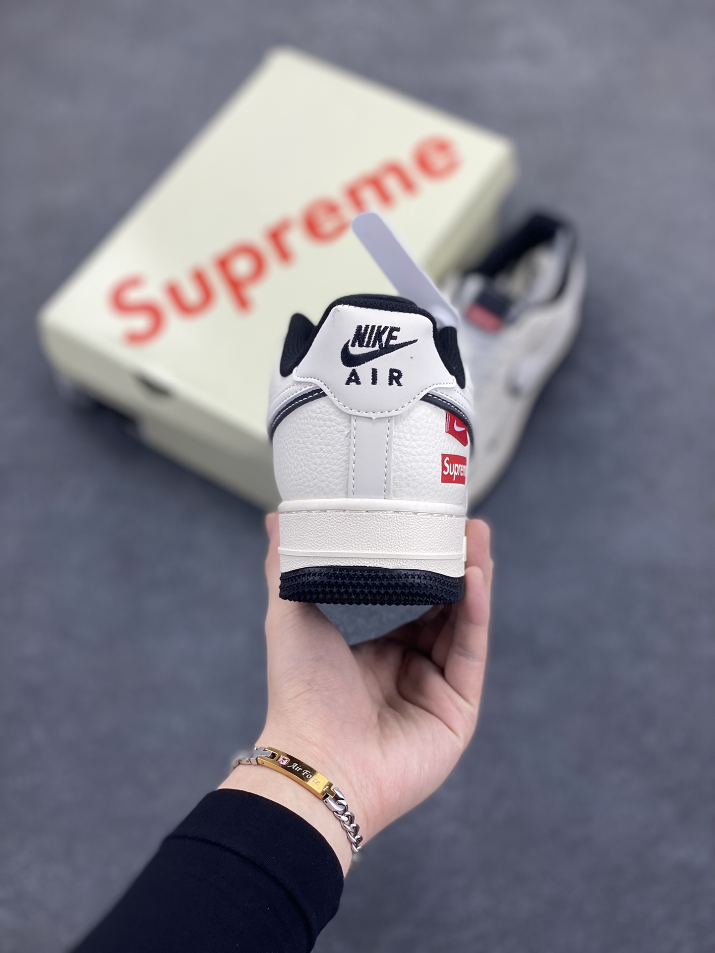 图片[4]-NIke Air Force 1 \’07 Low “Supreme联名——白黑双勾”空军一号 低帮 运动鞋 休闲鞋 折边针车 工艺难度大 原楦头原纸板 原装鞋盒 定制五金配件 内置全掌气垫 原厂鞋底 货号：XS1958-545 尺码：36 36.5 37.5 38 38.5 39 40 40.5 41 42 42.5 43 44 44.5 45-选品中心