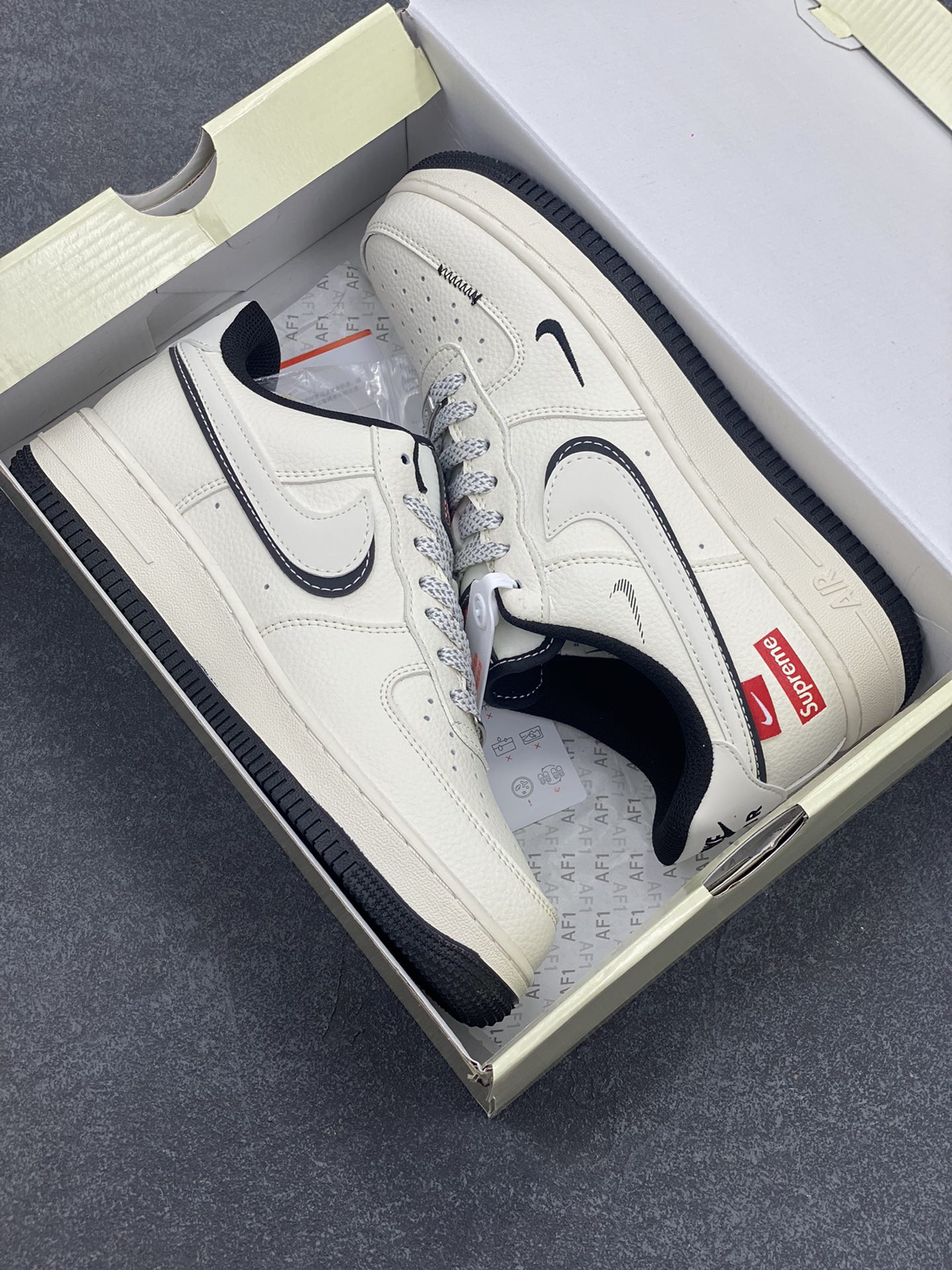 图片[9]-NIke Air Force 1 \’07 Low “Supreme联名——白黑双勾”空军一号 低帮 运动鞋 休闲鞋 折边针车 工艺难度大 原楦头原纸板 原装鞋盒 定制五金配件 内置全掌气垫 原厂鞋底 货号：XS1958-545 尺码：36 36.5 37.5 38 38.5 39 40 40.5 41 42 42.5 43 44 44.5 45-选品中心