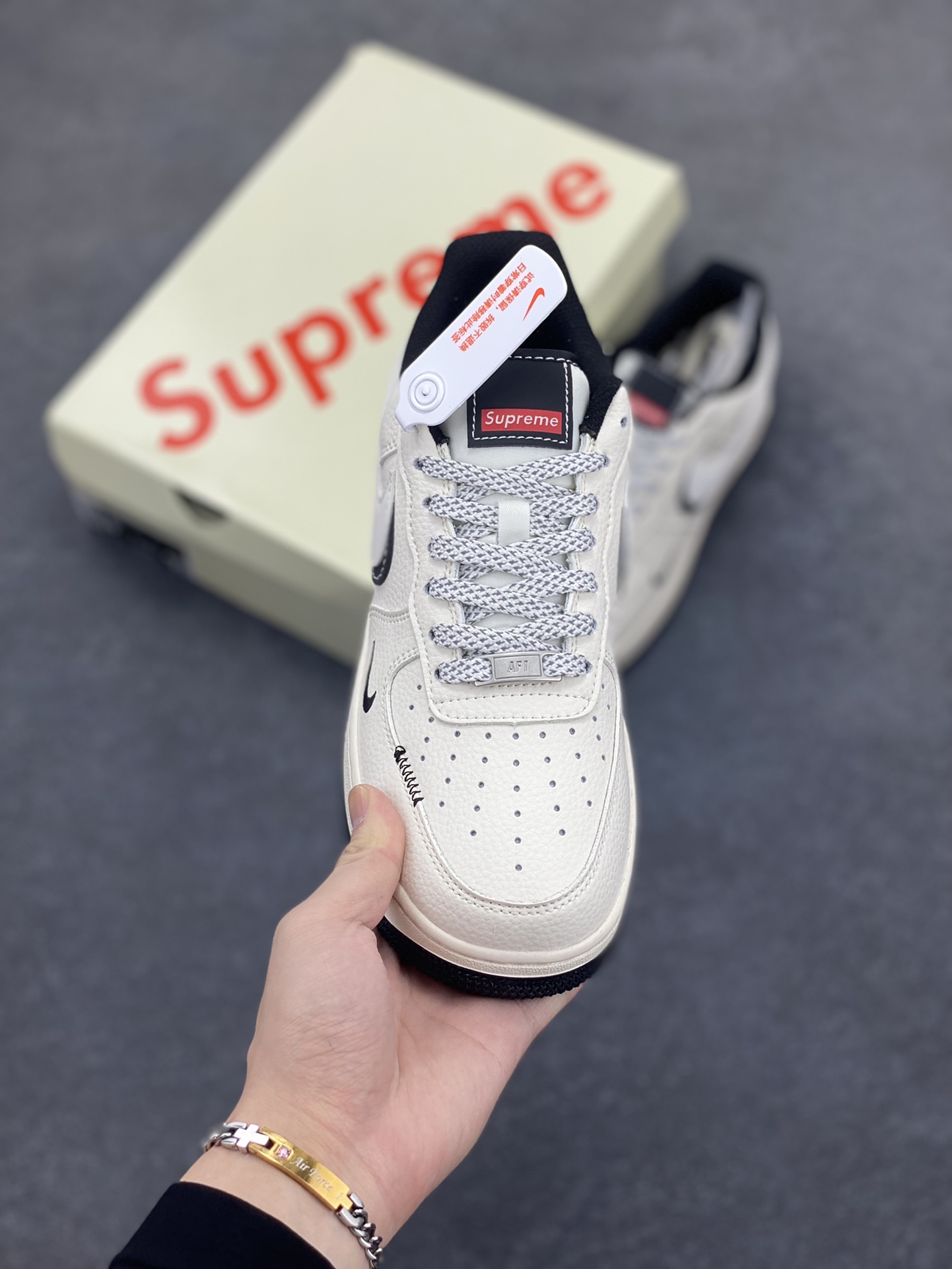 图片[2]-NIke Air Force 1 \’07 Low “Supreme联名——白黑双勾”空军一号 低帮 运动鞋 休闲鞋 折边针车 工艺难度大 原楦头原纸板 原装鞋盒 定制五金配件 内置全掌气垫 原厂鞋底 货号：XS1958-545 尺码：36 36.5 37.5 38 38.5 39 40 40.5 41 42 42.5 43 44 44.5 45-选品中心