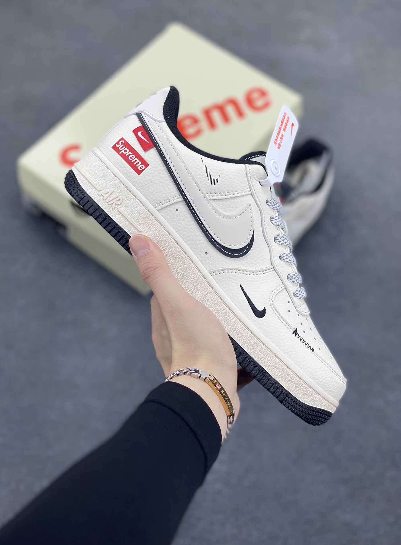 NIke Air Force 1 \’07 Low “Supreme联名——白黑双勾”空军一号 低帮 运动鞋 休闲鞋 折边针车 工艺难度大 原楦头原纸板 原装鞋盒 定制五金配件 内置全掌气垫 原厂鞋底 货号:XS1958-545 尺码:36 36.5 37.5 38 38.5 39 40 40.5 41 42 42.5 43 44 44.5 45-选品中心
