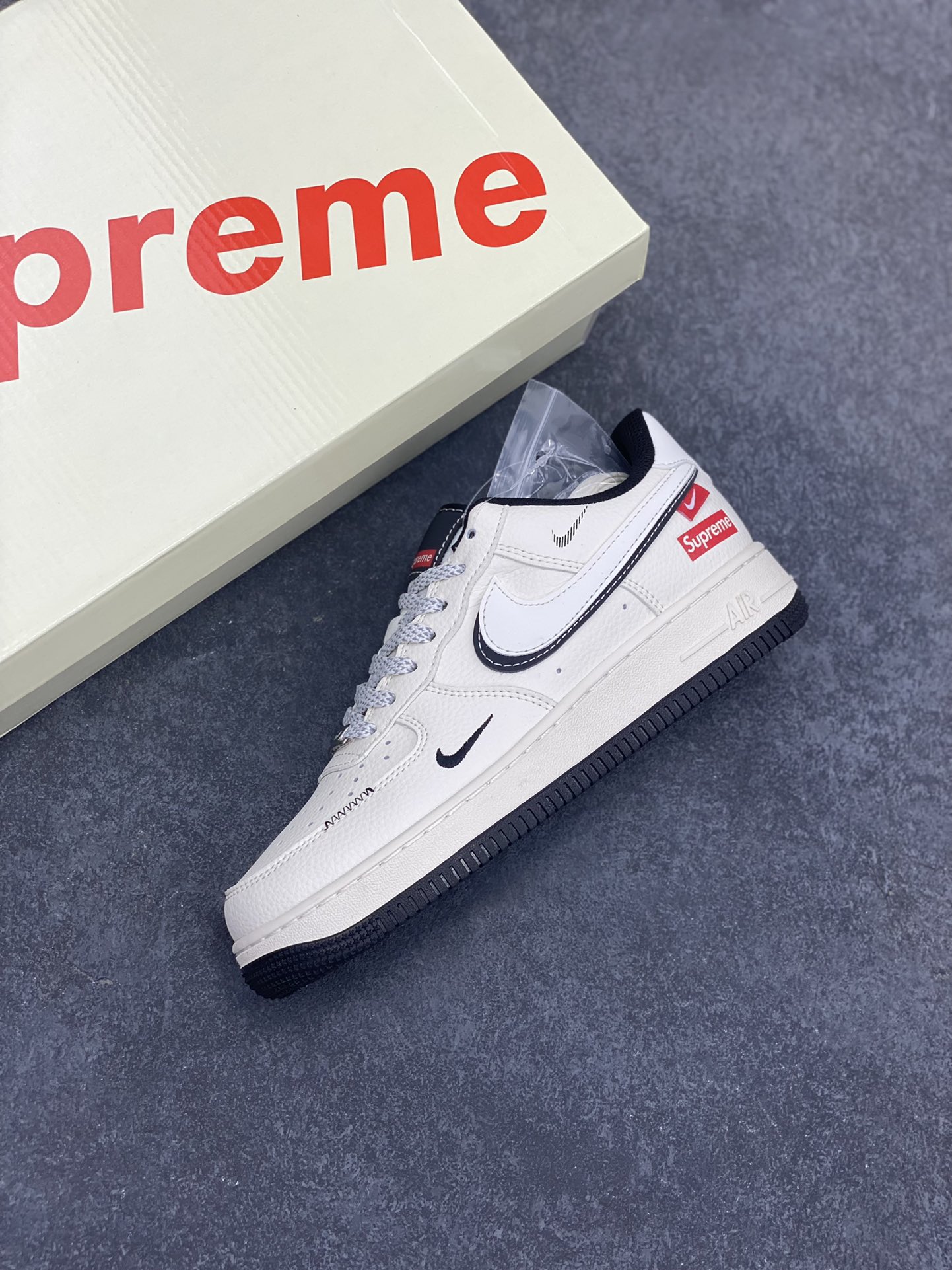 图片[7]-NIke Air Force 1 \’07 Low “Supreme联名——白黑双勾”空军一号 低帮 运动鞋 休闲鞋 折边针车 工艺难度大 原楦头原纸板 原装鞋盒 定制五金配件 内置全掌气垫 原厂鞋底 货号：XS1958-545 尺码：36 36.5 37.5 38 38.5 39 40 40.5 41 42 42.5 43 44 44.5 45-选品中心