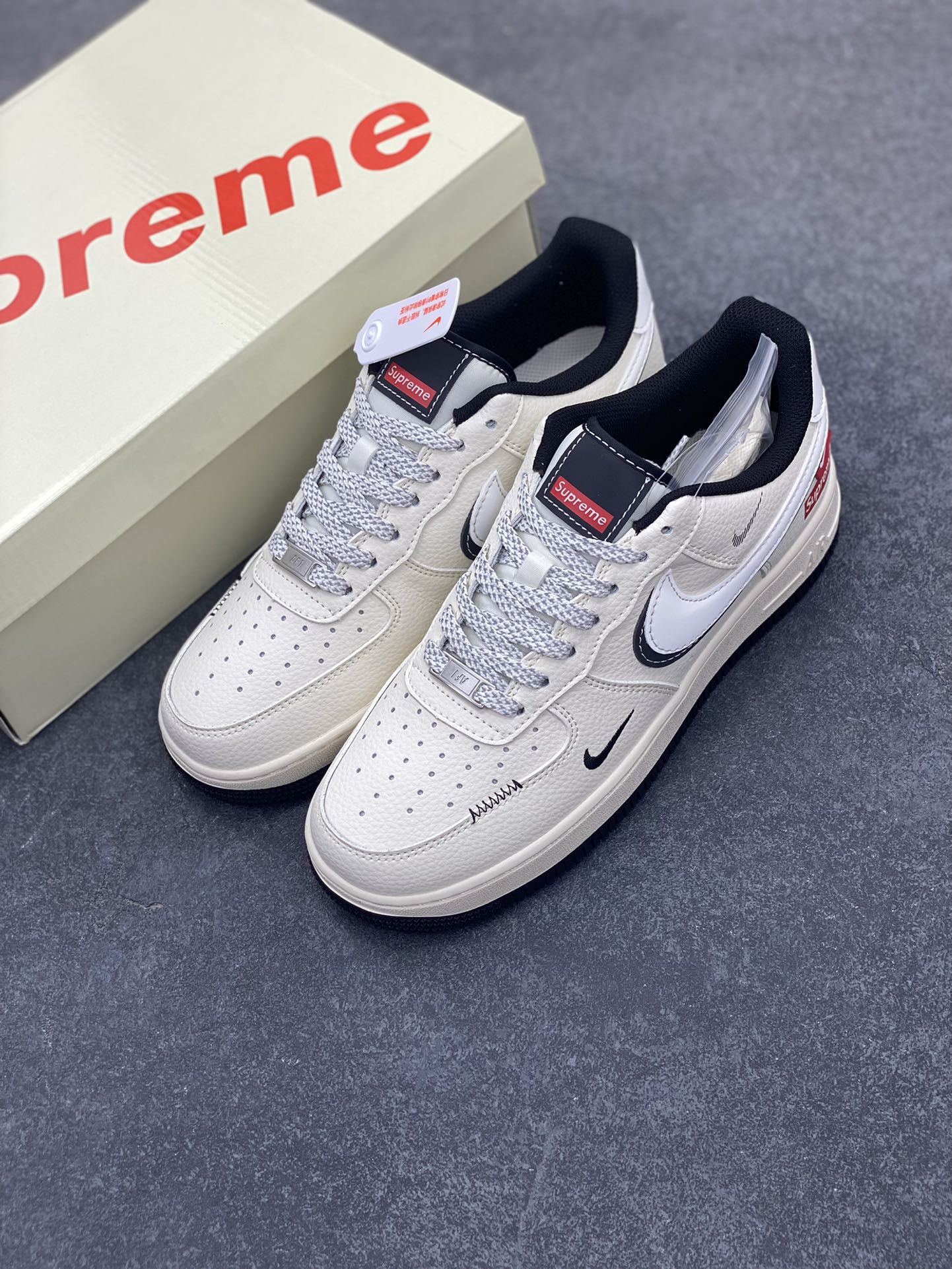 图片[8]-NIke Air Force 1 \’07 Low “Supreme联名——白黑双勾”空军一号 低帮 运动鞋 休闲鞋 折边针车 工艺难度大 原楦头原纸板 原装鞋盒 定制五金配件 内置全掌气垫 原厂鞋底 货号：XS1958-545 尺码：36 36.5 37.5 38 38.5 39 40 40.5 41 42 42.5 43 44 44.5 45-选品中心
