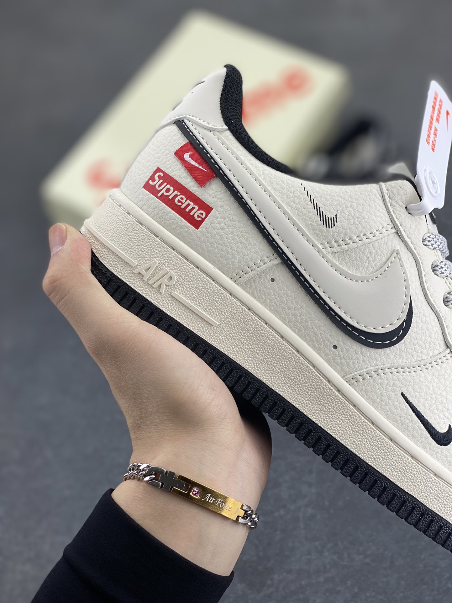 图片[6]-NIke Air Force 1 \’07 Low “Supreme联名——白黑双勾”空军一号 低帮 运动鞋 休闲鞋 折边针车 工艺难度大 原楦头原纸板 原装鞋盒 定制五金配件 内置全掌气垫 原厂鞋底 货号：XS1958-545 尺码：36 36.5 37.5 38 38.5 39 40 40.5 41 42 42.5 43 44 44.5 45-选品中心