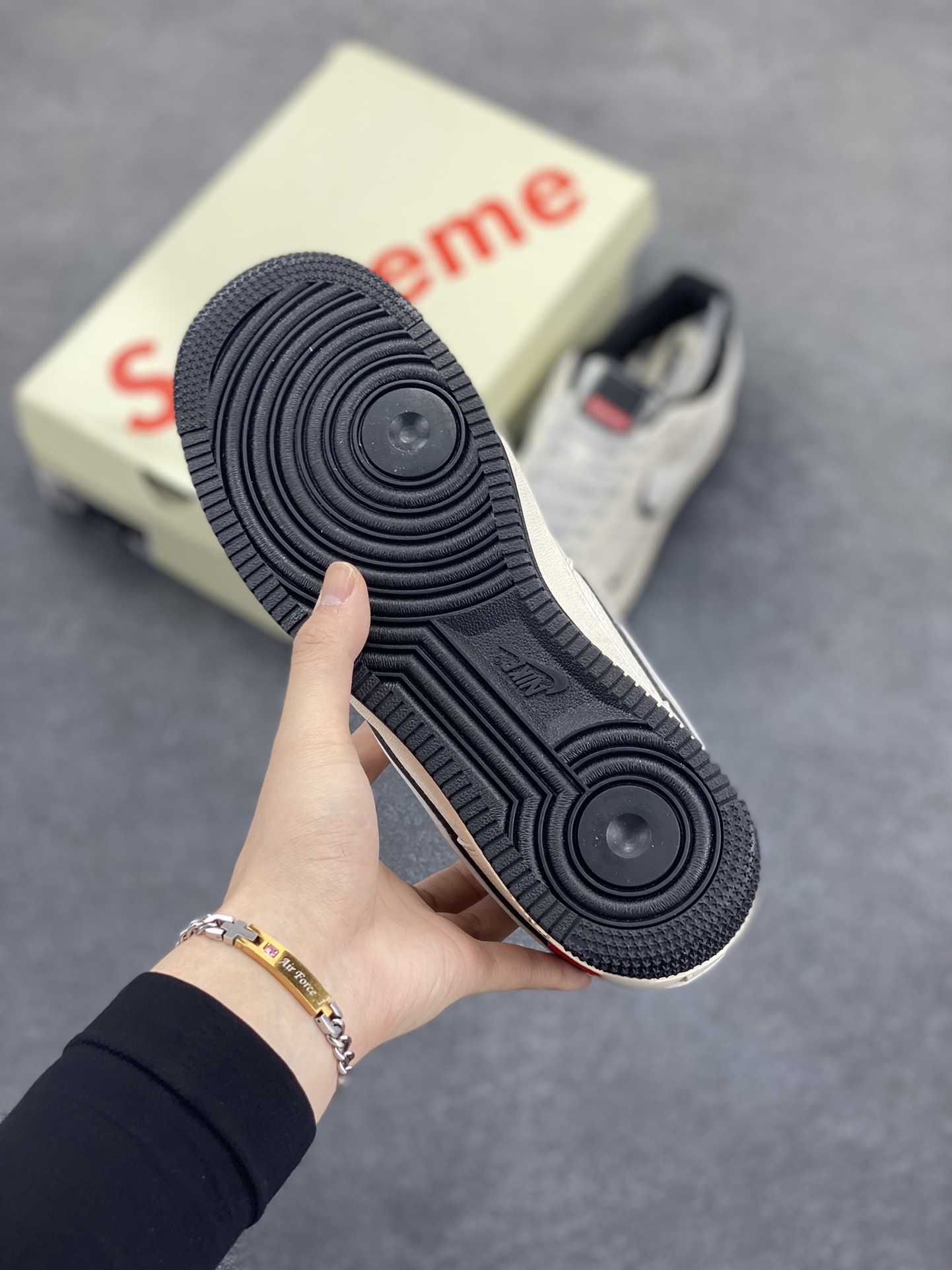 图片[5]-NIke Air Force 1 \’07 Low “Supreme联名——白黑双勾”空军一号 低帮 运动鞋 休闲鞋 折边针车 工艺难度大 原楦头原纸板 原装鞋盒 定制五金配件 内置全掌气垫 原厂鞋底 货号：XS1958-545 尺码：36 36.5 37.5 38 38.5 39 40 40.5 41 42 42.5 43 44 44.5 45-选品中心