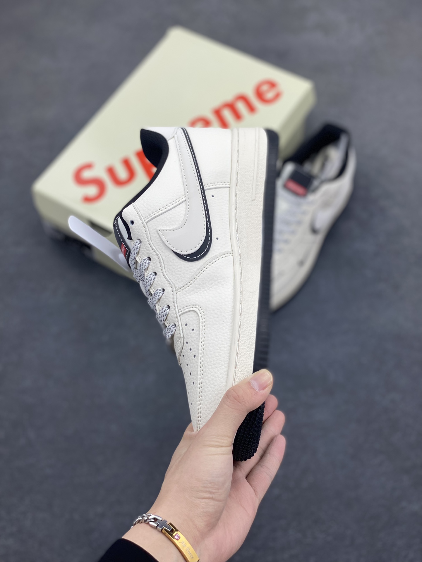 图片[3]-NIke Air Force 1 \’07 Low “Supreme联名——白黑双勾”空军一号 低帮 运动鞋 休闲鞋 折边针车 工艺难度大 原楦头原纸板 原装鞋盒 定制五金配件 内置全掌气垫 原厂鞋底 货号：XS1958-545 尺码：36 36.5 37.5 38 38.5 39 40 40.5 41 42 42.5 43 44 44.5 45-选品中心