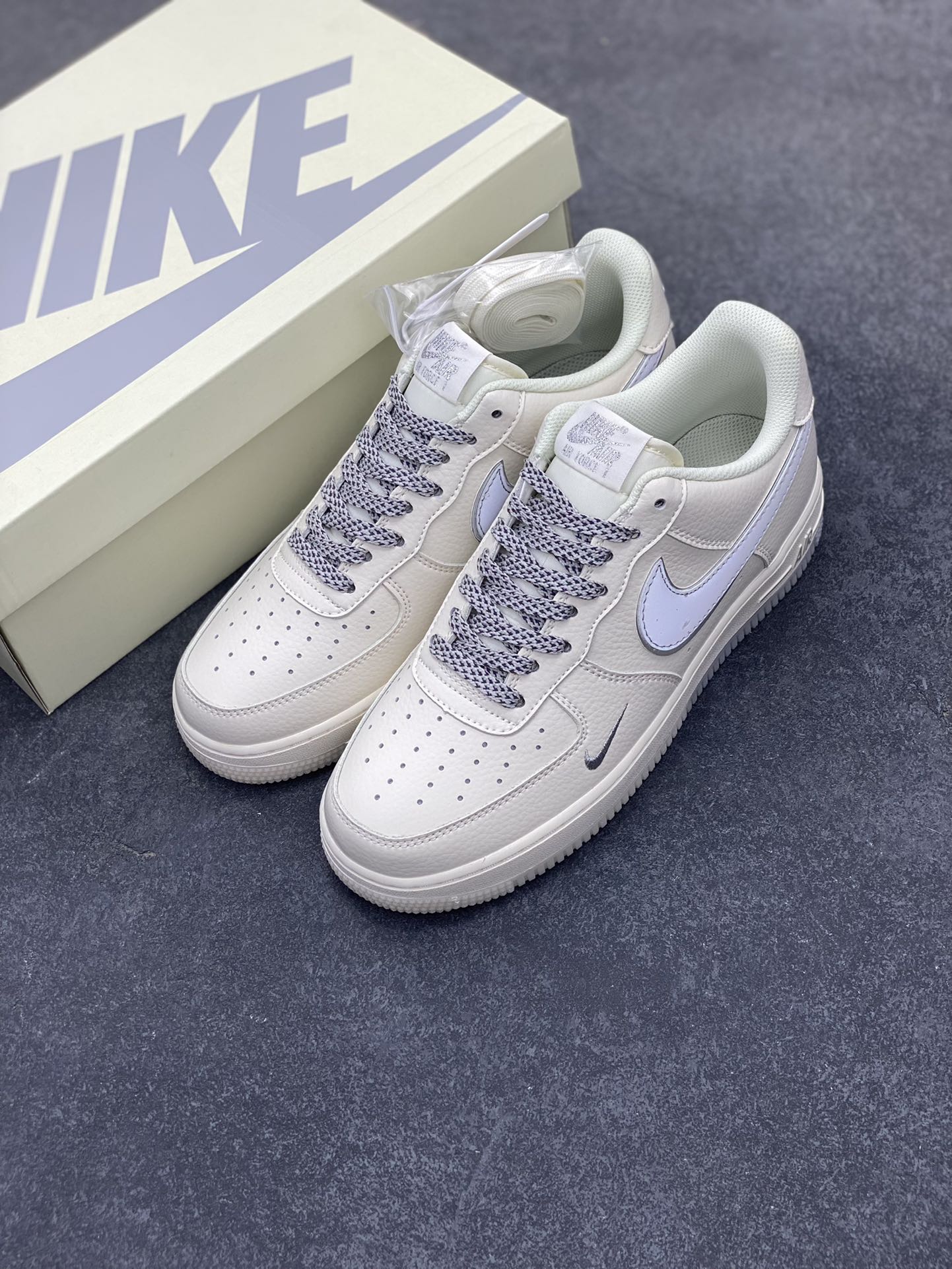 图片[8]-Nike Air Force 1 Low 米银双色底 满天星空军一号低帮休闲板鞋 3M反光 水晶大底 定制鞋盒 原楦头原纸板 纯正空军版型 内置全掌气垫 货号：JJ0253-055 尺码：36 36.5 37.5 38 38.5 39 40 40.5 41 42 42.5 43 44 44.5 45-选品中心