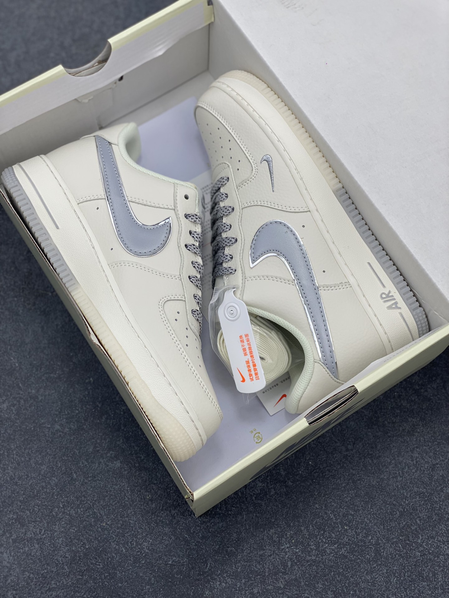 图片[9]-Nike Air Force 1 Low 米银双色底 满天星空军一号低帮休闲板鞋 3M反光 水晶大底 定制鞋盒 原楦头原纸板 纯正空军版型 内置全掌气垫 货号：JJ0253-055 尺码：36 36.5 37.5 38 38.5 39 40 40.5 41 42 42.5 43 44 44.5 45-选品中心