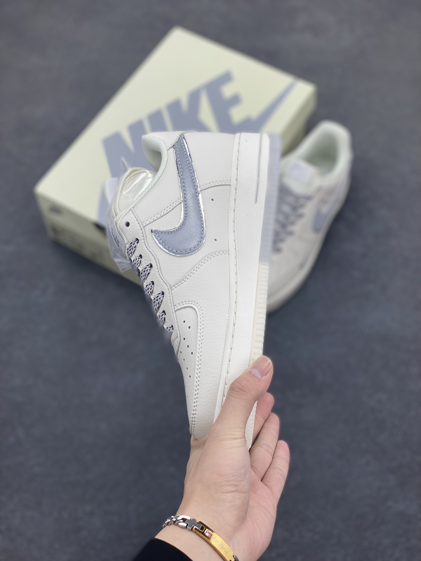 图片[3]-Nike Air Force 1 Low 米银双色底 满天星空军一号低帮休闲板鞋 3M反光 水晶大底 定制鞋盒 原楦头原纸板 纯正空军版型 内置全掌气垫 货号：JJ0253-055 尺码：36 36.5 37.5 38 38.5 39 40 40.5 41 42 42.5 43 44 44.5 45-选品中心