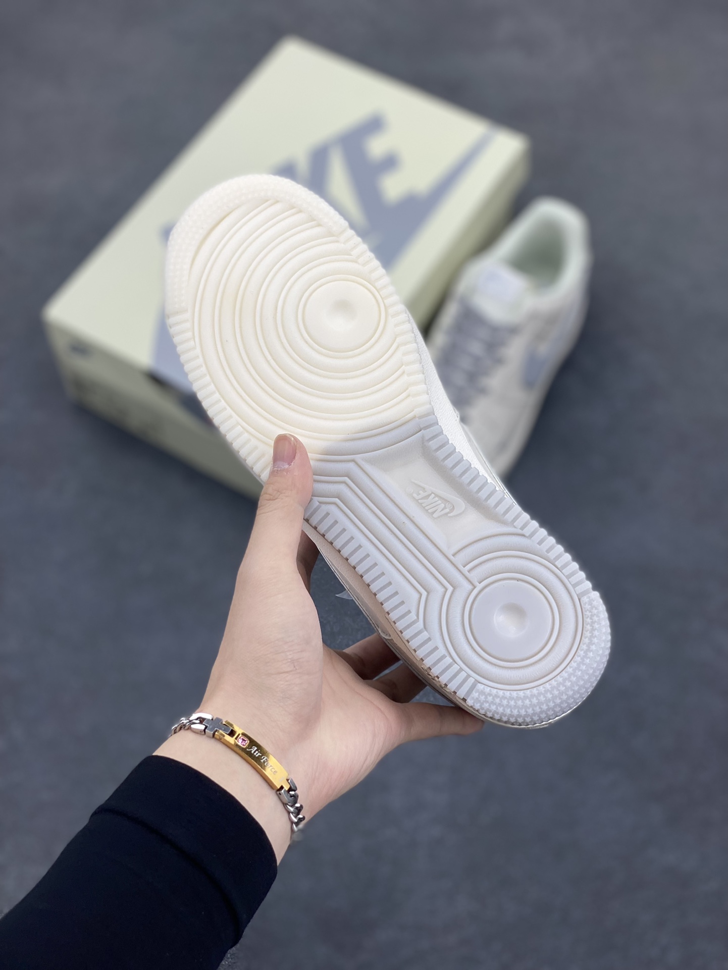 图片[5]-Nike Air Force 1 Low 米银双色底 满天星空军一号低帮休闲板鞋 3M反光 水晶大底 定制鞋盒 原楦头原纸板 纯正空军版型 内置全掌气垫 货号：JJ0253-055 尺码：36 36.5 37.5 38 38.5 39 40 40.5 41 42 42.5 43 44 44.5 45-选品中心
