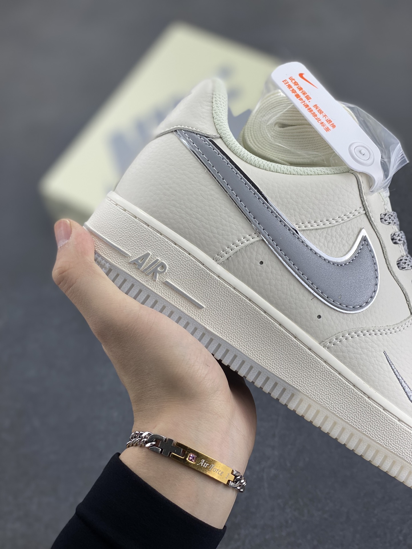 图片[6]-Nike Air Force 1 Low 米银双色底 满天星空军一号低帮休闲板鞋 3M反光 水晶大底 定制鞋盒 原楦头原纸板 纯正空军版型 内置全掌气垫 货号：JJ0253-055 尺码：36 36.5 37.5 38 38.5 39 40 40.5 41 42 42.5 43 44 44.5 45-选品中心