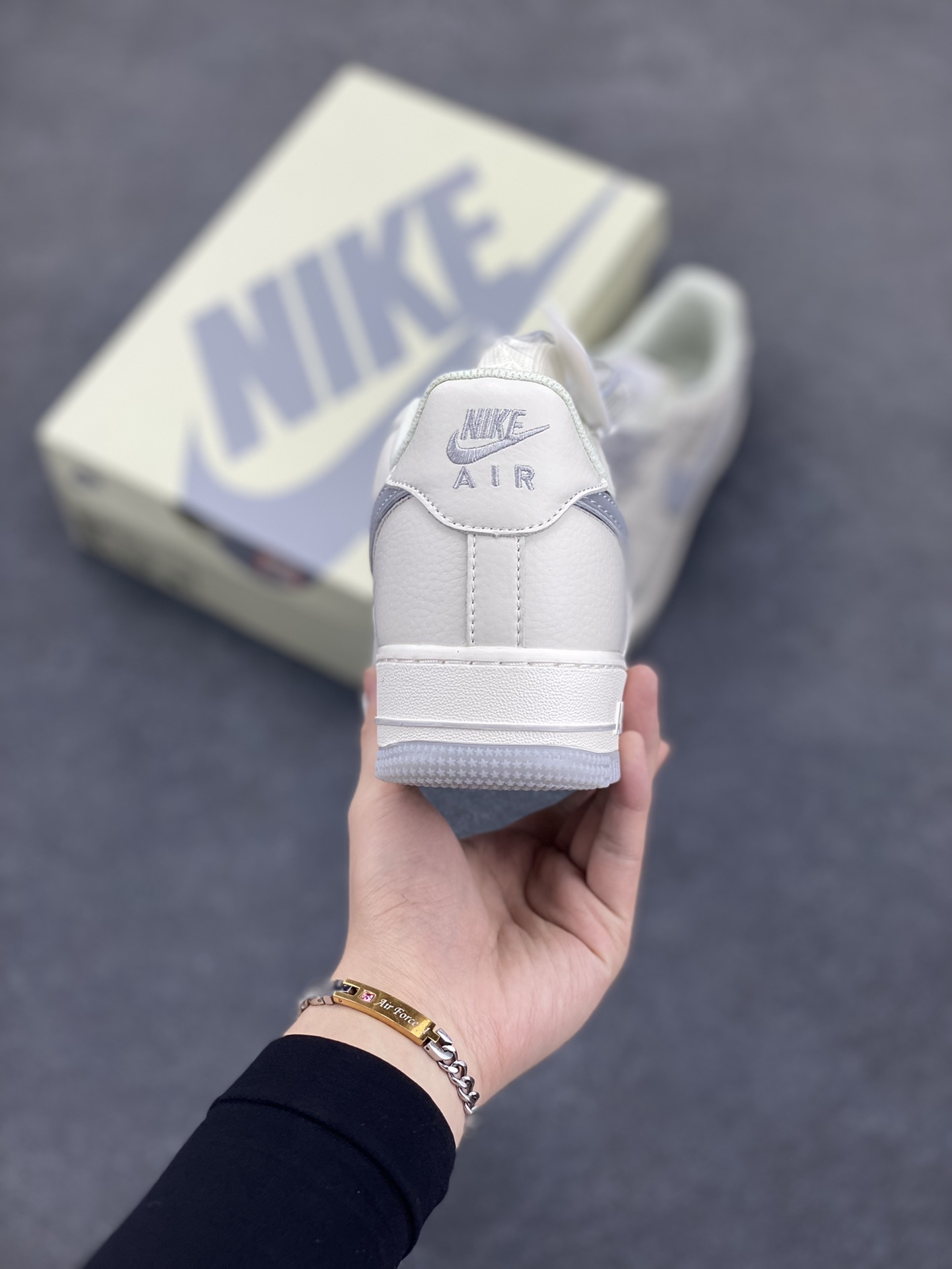图片[4]-Nike Air Force 1 Low 米银双色底 满天星空军一号低帮休闲板鞋 3M反光 水晶大底 定制鞋盒 原楦头原纸板 纯正空军版型 内置全掌气垫 货号：JJ0253-055 尺码：36 36.5 37.5 38 38.5 39 40 40.5 41 42 42.5 43 44 44.5 45-选品中心