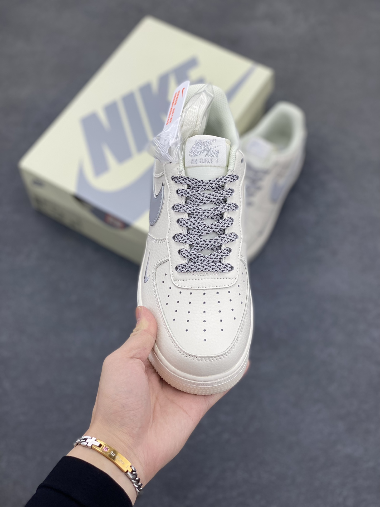 图片[2]-Nike Air Force 1 Low 米银双色底 满天星空军一号低帮休闲板鞋 3M反光 水晶大底 定制鞋盒 原楦头原纸板 纯正空军版型 内置全掌气垫 货号：JJ0253-055 尺码：36 36.5 37.5 38 38.5 39 40 40.5 41 42 42.5 43 44 44.5 45-选品中心