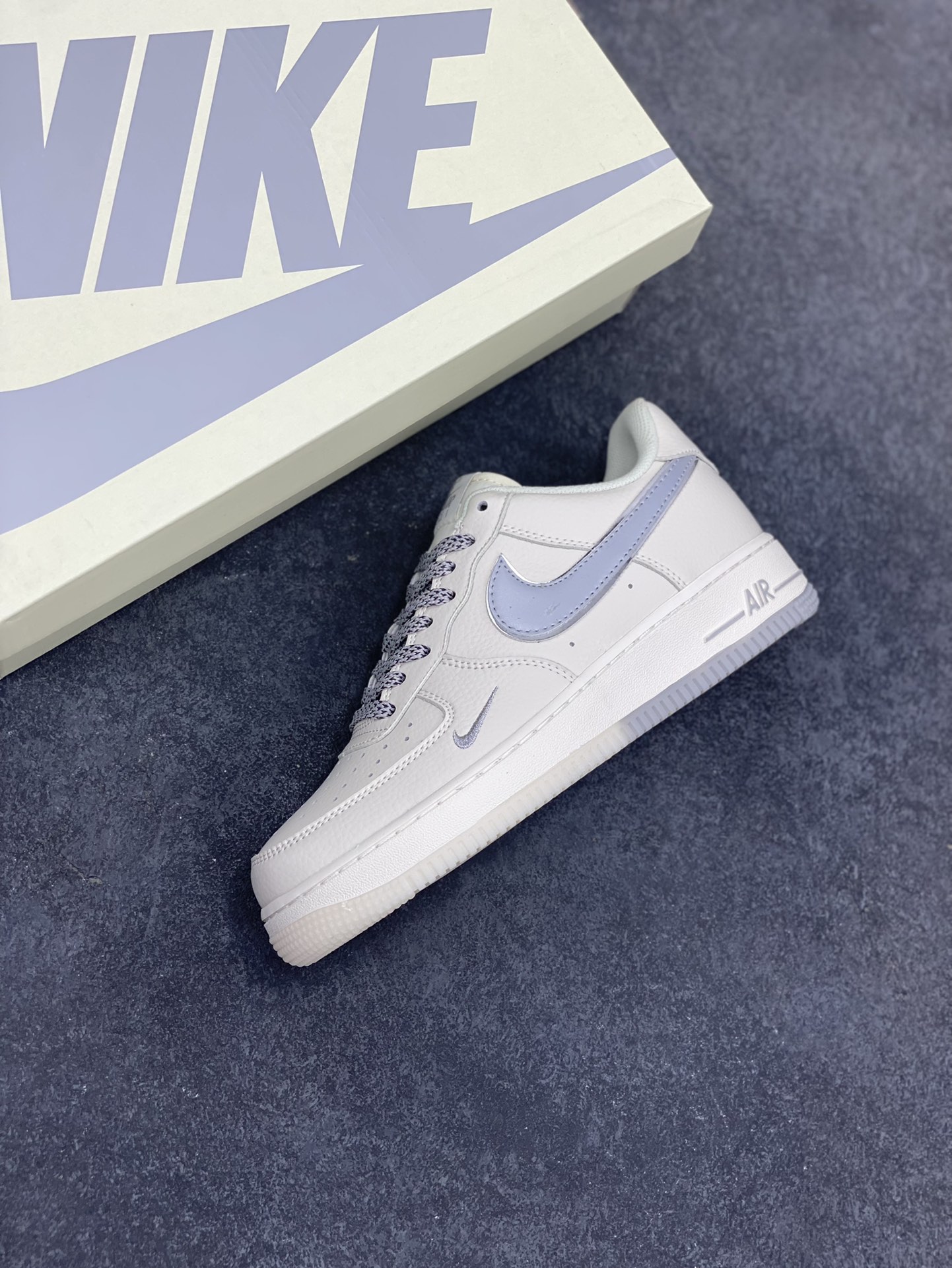 图片[7]-Nike Air Force 1 Low 米银双色底 满天星空军一号低帮休闲板鞋 3M反光 水晶大底 定制鞋盒 原楦头原纸板 纯正空军版型 内置全掌气垫 货号：JJ0253-055 尺码：36 36.5 37.5 38 38.5 39 40 40.5 41 42 42.5 43 44 44.5 45-选品中心