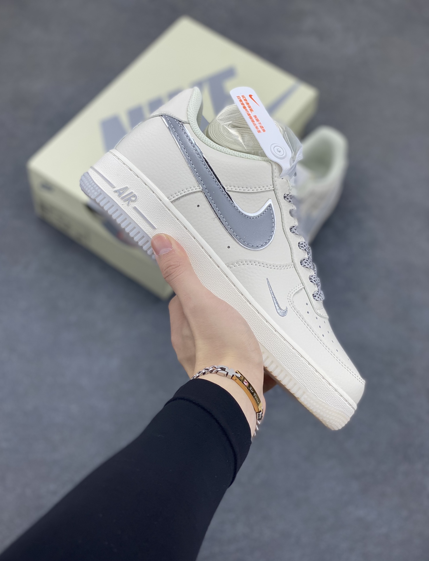 Nike Air Force 1 Low 米银双色底 满天星空军一号低帮休闲板鞋 3M反光 水晶大底 定制鞋盒 原楦头原纸板 纯正空军版型 内置全掌气垫 货号:JJ0253-055 尺码:36 36.5 37.5 38 38.5 39 40 40.5 41 42 42.5 43 44 44.5 45-选品中心