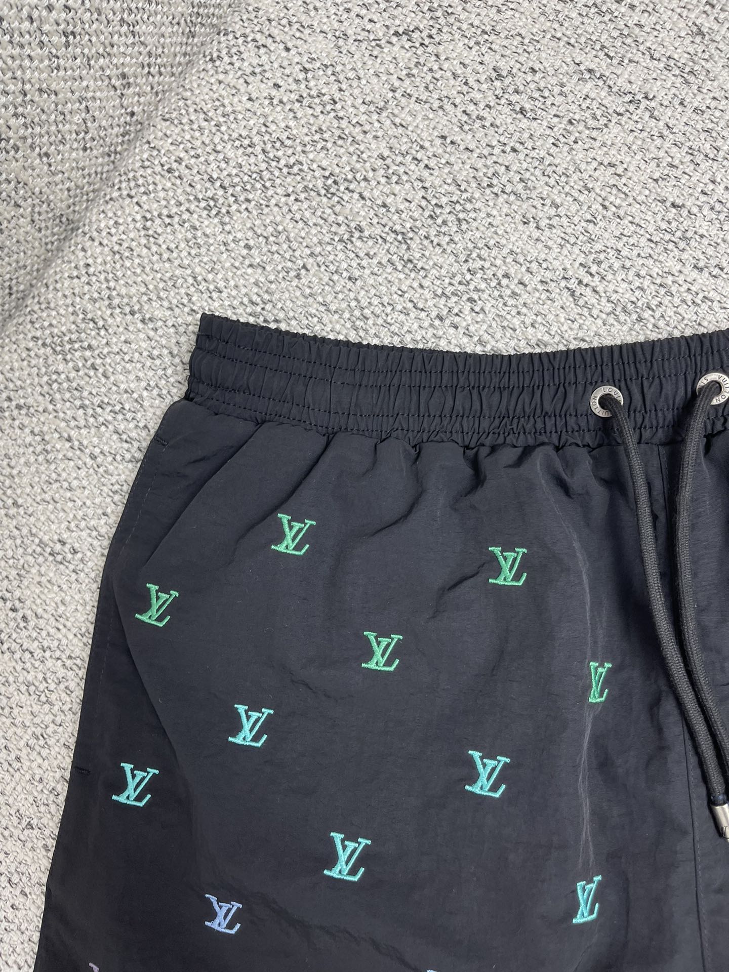 Louis Vuitton 25SS Beach Shorts: Tech Fabric with Embroidered Blason 5 i1744272332 6993 3