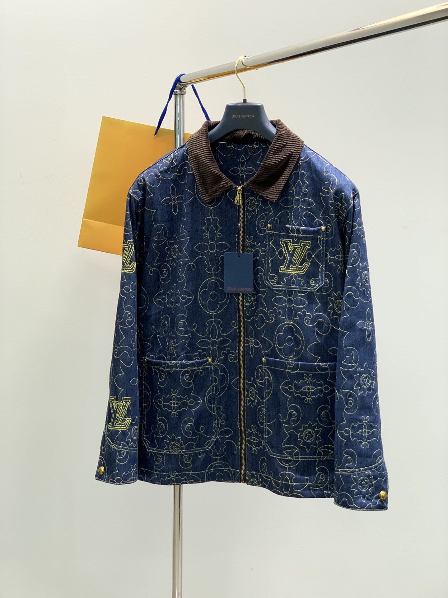 NO:138385,,LouisVuitton, the latest spring model, available at the counter at the same time, original singles, fashionable casual jackets, very distinctive on the upper body!  Eye-catching and highlighted, imported original fabric, top-grade embroidery craft letter pattern decoration logo, original hardware and auxiliary decoration, simple but not lacking in fashion, classic and atmospheric, comfortable and breathable, handsome and stylish on the upper body, code M-3XL,, louis vuitton, louis vuitton, jackets & coats, alexander wang19860909,LouisVuitton 路易威登,春季最新款,专柜同步有售,原单狠货,时尚休闲外套,上身很有特点！吸睛而有亮点,进口原版面料,顶级刺绣工艺字母图案装饰Logo,原版五金辅料装饰,简单而不失时尚,经典大气,舒适透气,上身帅气有型,码数M-3XL,,louis vuitton,louis vuitton,jackets & coats,alexander wang,Men's clothing