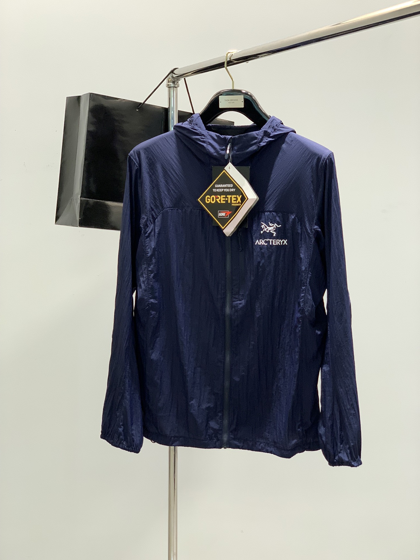 NO:138420,,ARCTERYX Archaeoptera bird, new spring and summer AW products, fashionable and casual hooded sunscreen jackets, special counters are available at the same time, original singles, imported original fabrics, extremely complex craftsmanship, fairly elegant and fashionable visuals, noble and elegant, from the main fabric to the detailed craftsmanship, highlighting the ingenuity of fashion, 3 colors recommendations, codes S-XL, arc'teryx, jackets & coats, hats, alexander wang19860909,ARCTERYX 始祖鸟,春夏AW新品,时尚休闲连帽防晒服外套,专柜同步有售,原单狠货,进口原版面料,工艺极度复杂,视觉相当雅致时髦,高贵而优雅,从主体面料到细节工艺,彰显时装的匠心所在,3色推荐,码数S-XL,arc'teryx,jackets & coats,hats,alexander wang,Men's clothing