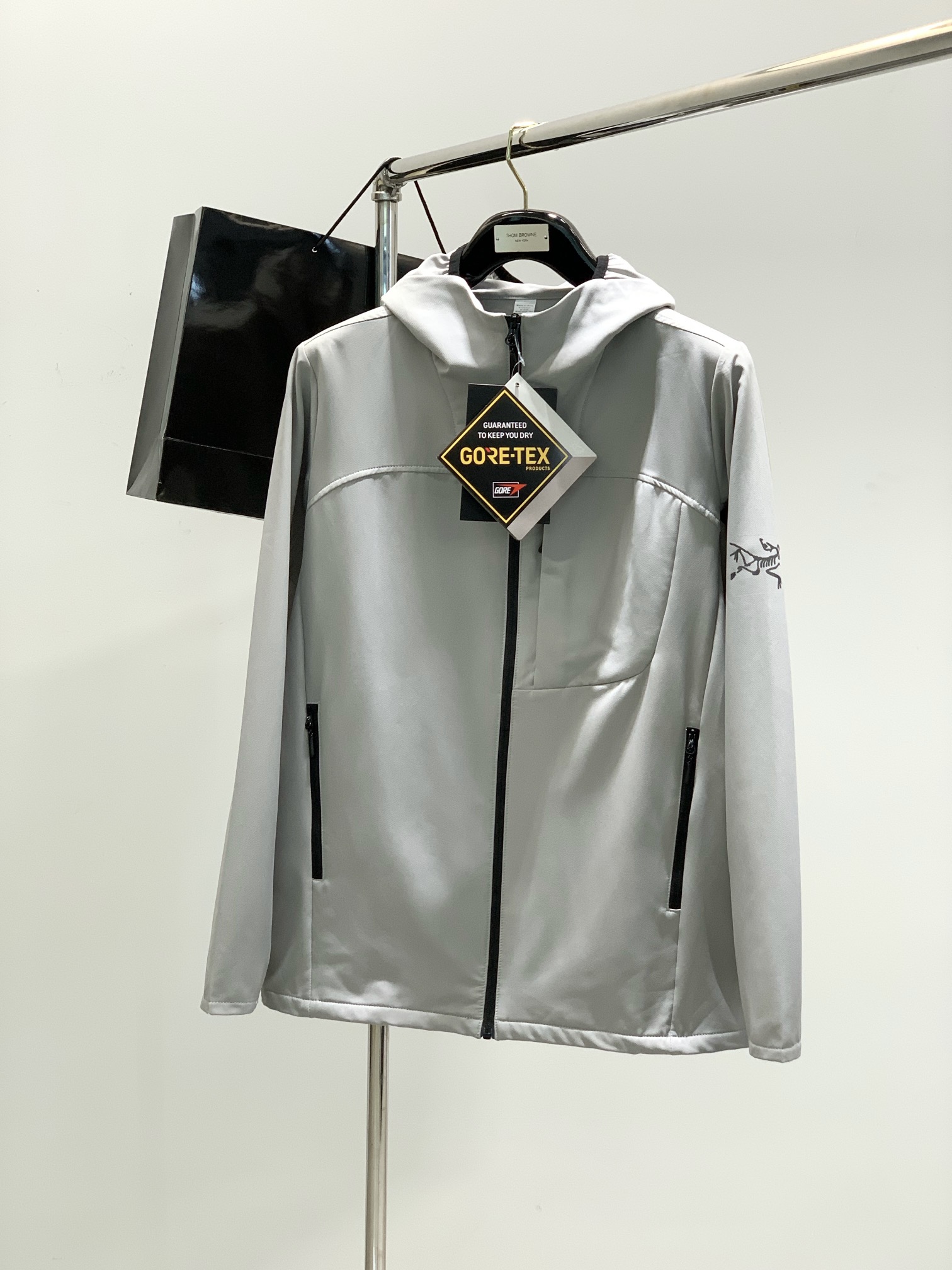 NO:140996,,ARCTERYX Archaeoptera bird, new spring AW product, fashionable and casual hooded jacket, special counters are available at the same time, original singles, imported original fabrics, extremely complex craftsmanship, very elegant and fashionable visuals, noble and elegant, from the main fabric to the detailed craftsmanship, highlighting the ingenuity of fashion, 3 colors recommendation, code number M-3XL, arc'teryx, jackets & coats,hats,alexander wang19860909,ARCTERYX 始祖鸟,春季AW新品,时尚休闲连帽外套,专柜同步有售,原单狠货,进口原版面料,工艺极度复杂,视觉相当雅致时髦,高贵而优雅,从主体面料到细节工艺,彰显时装的匠心所在,3色推荐,码数M-3XL,arc'teryx,jackets & coats,hats,alexander wang,Men's clothing