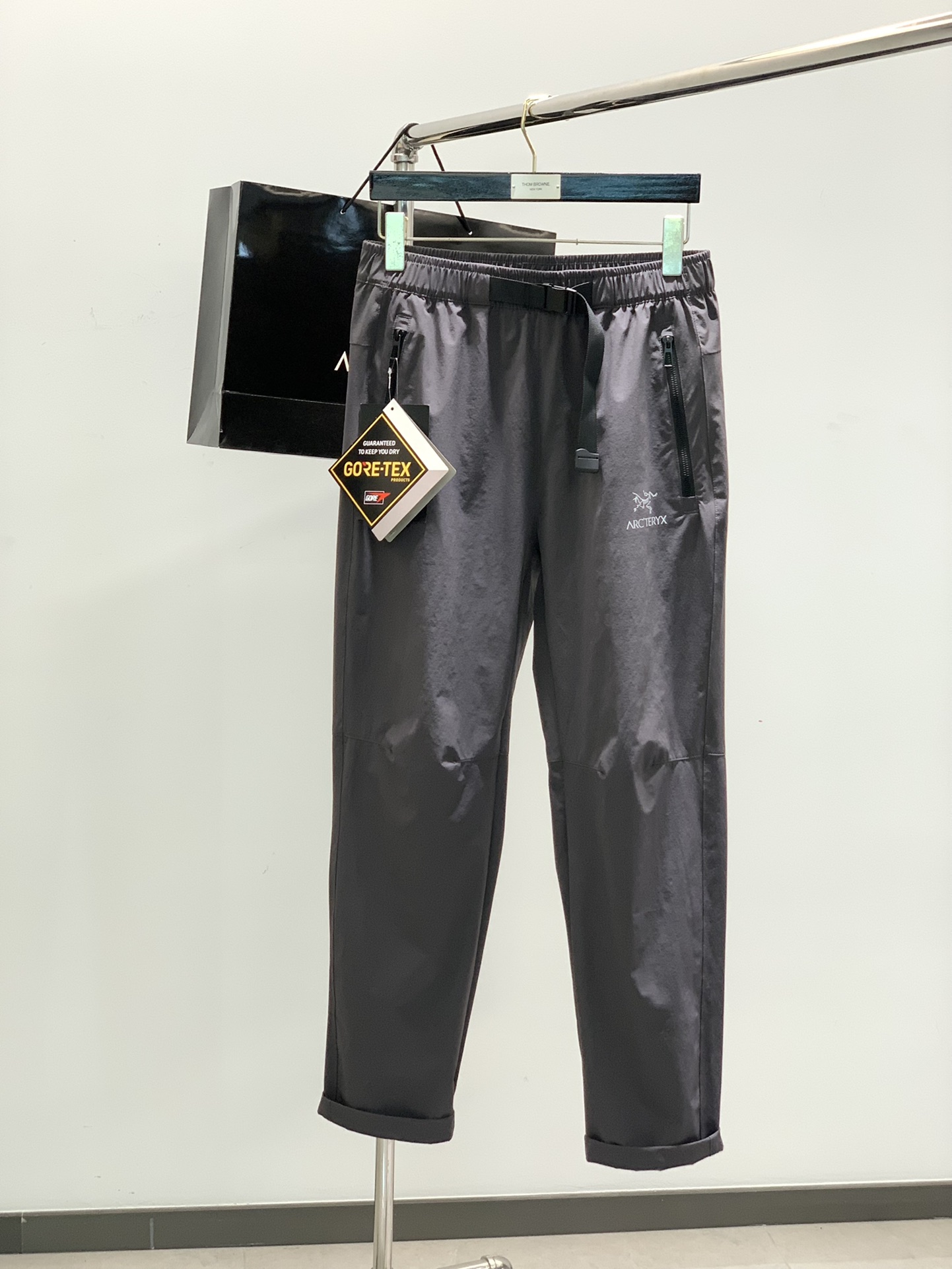 NO:138386,,ARCTERYX Archaeoptera bird, new spring products, fashionable and casual trousers, available at the same time for counters, original singles, imported original fabric, top-grade printed craft letter pattern logo, extremely high-end, calm and versatile, handsome and stylish on the upper body, 2 colors recommended, code number M-3XL, arc'teryx, alexander wang19860909,ARCTERYX 始祖鸟,春季新品,时尚休闲长裤,专柜同步有售,原单狠货,采用进口原版面料,顶级印花工艺字母图案logo,档次极高,从容百搭,上身帅气有型,2色推荐,码数M-3XL,arc'teryx,alexander wang,Men's clothing