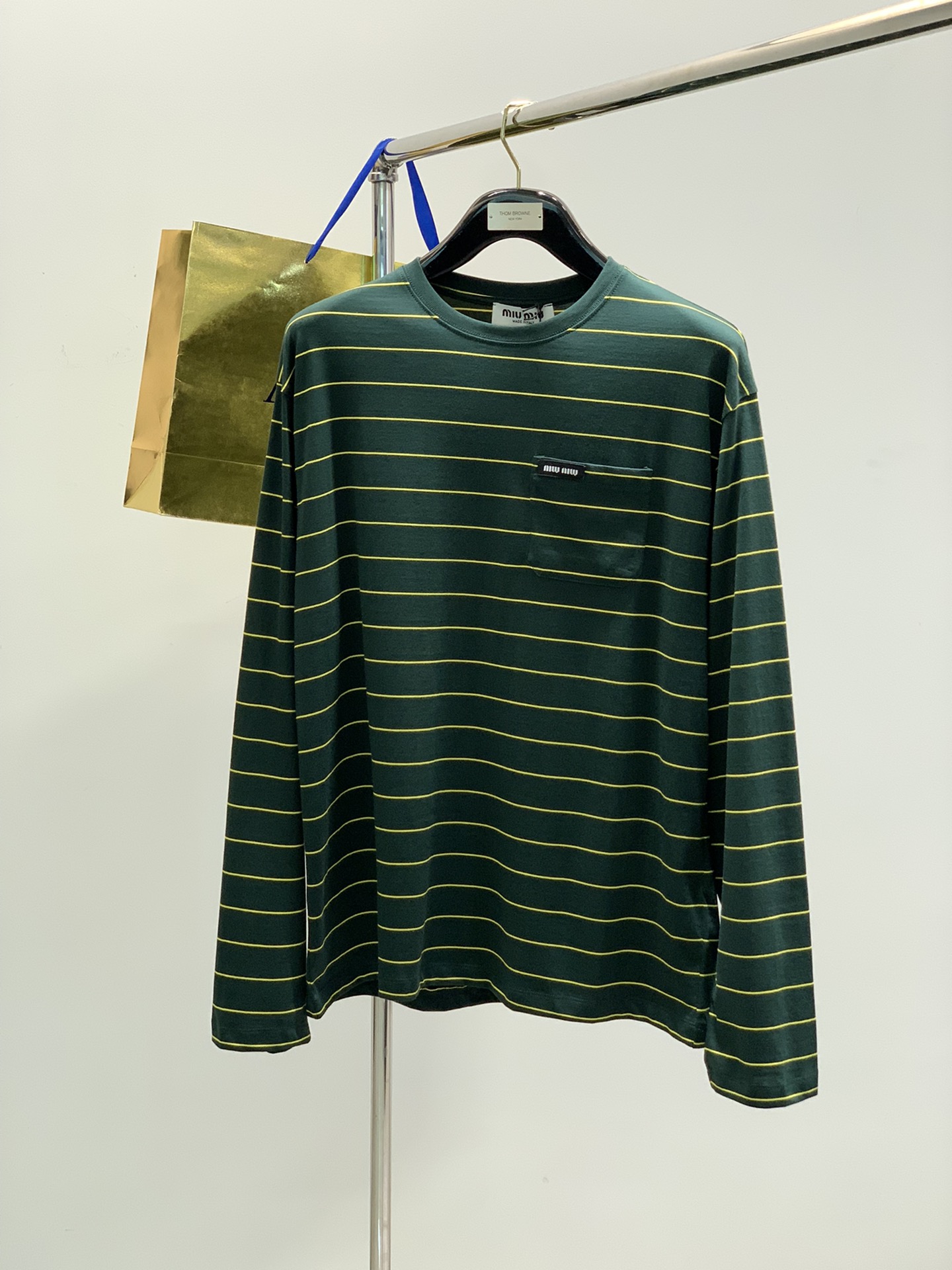 NO:136886,,miu miu spring latest product, special counters are available at the same time, original singles, fashionable and casual round neck long-sleeved T-shirt, imported original fabric, comfortable and breathable upper body, top-grade embroidery craft letter pattern decoration logo, extremely high grade, comfortable and versatile, top-body handsome, S-XL, miumiu,tees, t-shirt, alexander wang19860909,miu miu 春季最新品,专柜同步有售,原单狠货,时尚休闲圆领长袖T恤,进口原版面料,上身舒适透气,顶级刺绣工艺字母图案装饰logo,档次极高,舒适百搭,上身帅气十足,码数S-XL,,miumiu,tees，t-shirt,alexander wang,Men's clothing