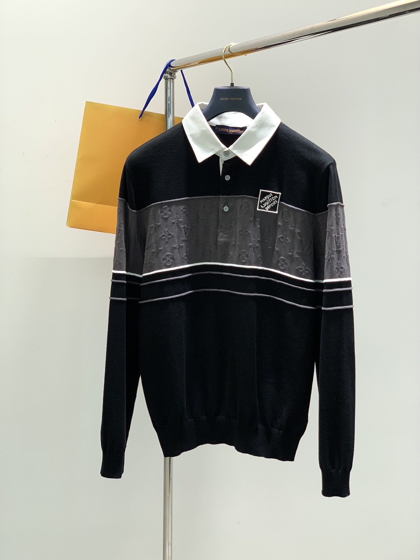 NO:136890,,LouisVuitton, the latest spring model, available at the counter at the same time, original single product, fashionable and casual lapel knitted long sleeves, and the upper body is very distinctive!  Eye-catching and highlighted, imported original fabric, top-grade embroidery craft letter pattern decorative logo, simple but not lacking in fashion, classic and atmospheric, comfortable and breathable, handsome and stylish on the upper body, S-XL,, louis vuitton, louis vuitton, alexander wang19860909,LouisVuitton 路易威登,春季最新款,专柜同步有售,原单狠货,时尚休闲翻领针织长袖,上身很有特点！吸睛而有亮点,进口原版面料,顶级刺绣工艺字母图案装饰Logo,简单而不失时尚,经典大气,舒适透气,上身帅气有型,码数S-XL,,louis vuitton,louis vuitton,alexander wang,Men's clothing