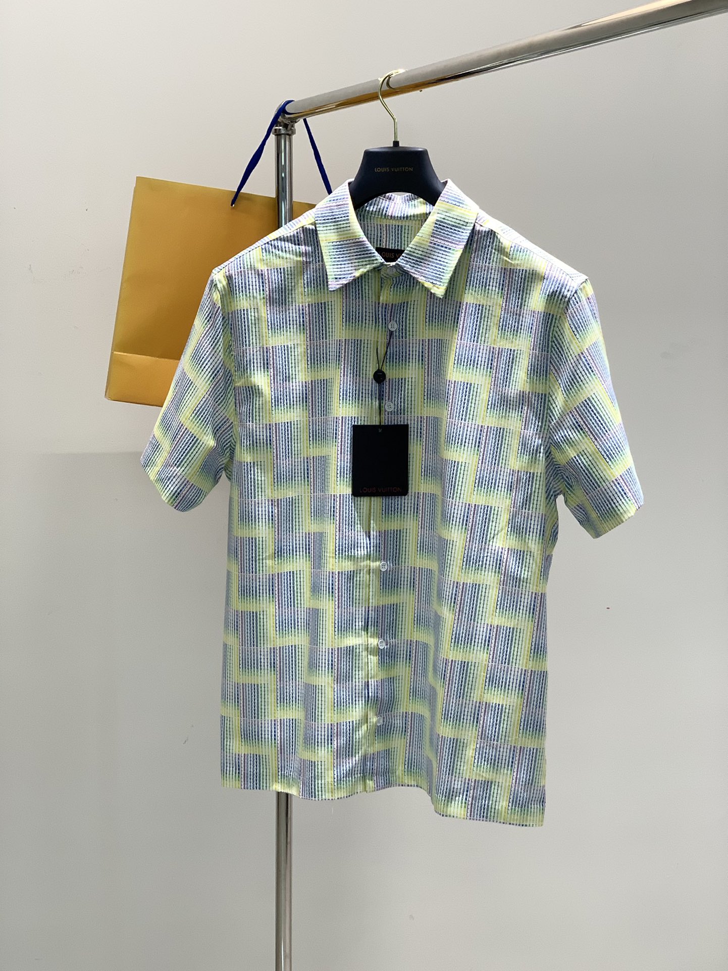 NO:142955,,LouisVuitton, the latest summer model, available at the counter at the same time, original singles, fashionable and casual short-sleeved shirt, very distinctive on the upper body!  Eye-catching and highlighted, imported original fabric, top-grade embroidery craft letter pattern decorative logo, simple but not lacking in fashion, classic and atmospheric, comfortable and breathable, handsome and stylish on the upper body, S-XL,, louis vuitton, louis vuitton,shirts, T-shirt, alexander wang19860909,LouisVuitton 路易威登,夏季最新款,专柜同步有售,原单狠货,时尚休闲短袖衬衫,上身很有特点！吸睛而有亮点,进口原版面料,顶级刺绣工艺字母图案装饰Logo,简单而不失时尚,经典大气,舒适透气,上身帅气有型,码数S-XL,,louis vuitton,louis vuitton,shirts,T-shirt,alexander wang,Men's clothing