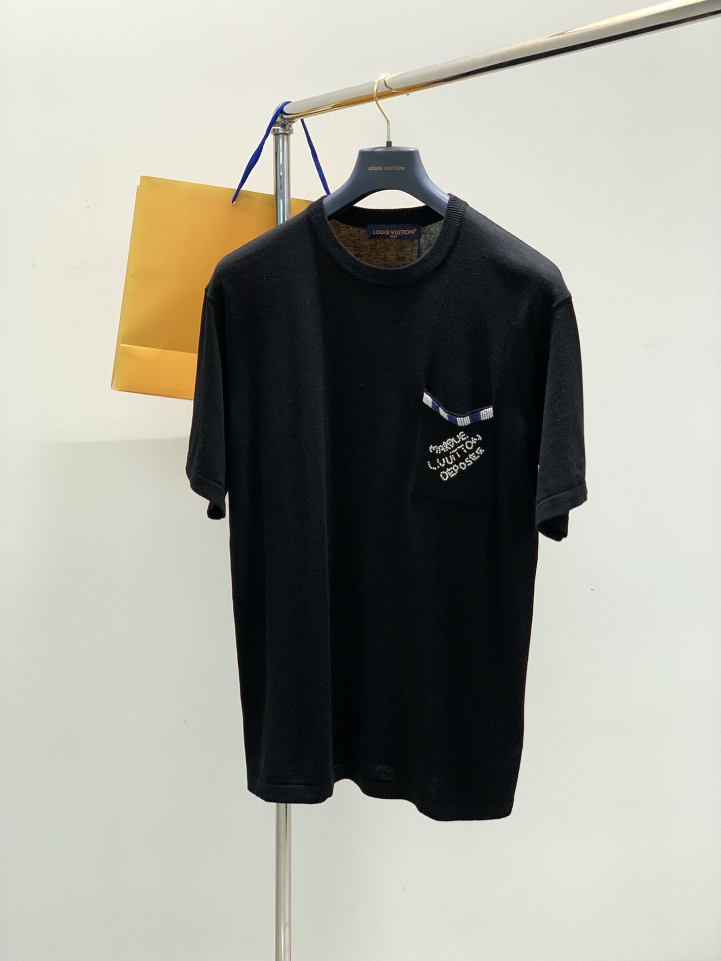 NO:136878,,LouisVuitton, the latest spring and summer style, available at the counter at the same time, original single product, fashionable and casual round neck knitted short-sleeved T-shirt, very distinctive on the upper body!  Eye-catching and highlighted, imported original fabric, top-grade beaded craft letter pattern decorative logo, simple but not lacking in fashion, classic and atmospheric, comfortable and breathable, handsome and stylish on the upper body, S-XL,, louis vuitton, louis vuitton, T-shirt,tees, t-shirt,alexander wang19860909,LouisVuitton 路易威登,春夏最新款,专柜同步有售,原单狠货,时尚休闲圆领针织短袖T恤,上身很有特点！吸睛而有亮点,进口原版面料,顶级珠绣工艺字母图案装饰Logo,简单而不失时尚,经典大气,舒适透气,上身帅气有型,码数S-XL,,louis vuitton,louis vuitton,T-shirt,tees，t-shirt,alexander wang,Men's clothing