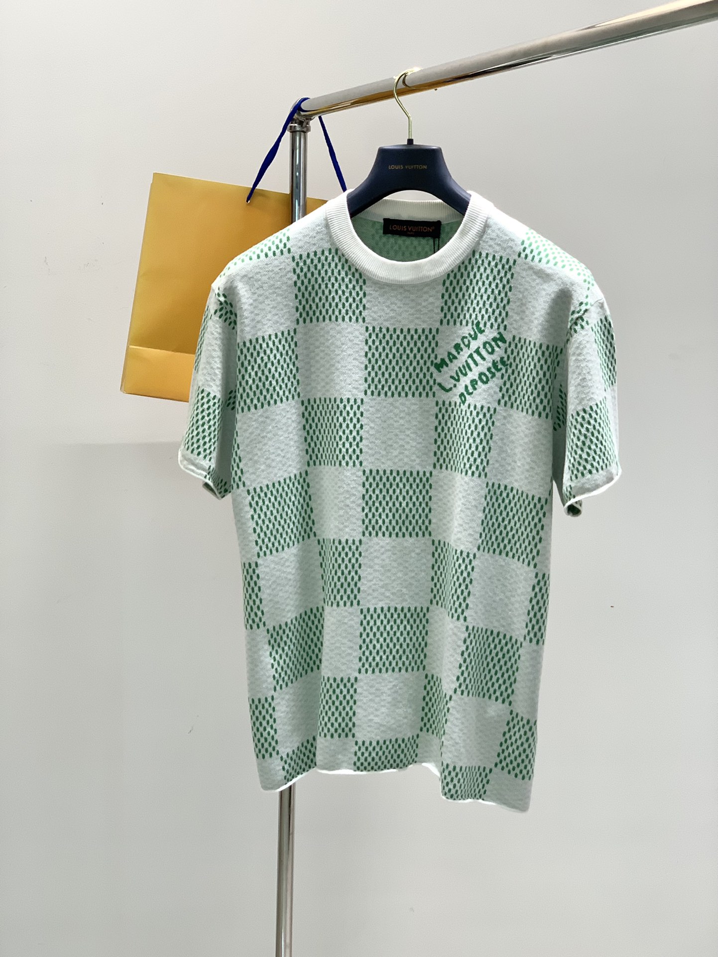 NO:136884,,LouisVuitton, the latest spring and summer style, available at the counter at the same time, original single product, fashionable and casual round neck knitted short-sleeved T-shirt, very distinctive on the upper body!  Eye-catching and highlighted, imported original fabric, top-level knitted craft letter pattern decorative logo, simple but not lacking in fashion, classic and atmospheric, comfortable and breathable, handsome and stylish on the upper body, S-XL,, louis vuitton, louis vuitton, T-shirt,tees, t-shirt,alexander wang19860909,LouisVuitton 路易威登,春夏最新款,专柜同步有售,原单狠货,时尚休闲圆领针织短袖T恤,上身很有特点！吸睛而有亮点,进口原版面料,顶级针织工艺字母图案装饰Logo,简单而不失时尚,经典大气,舒适透气,上身帅气有型,码数S-XL,,louis vuitton,louis vuitton,T-shirt,tees，t-shirt,alexander wang,Men's clothing