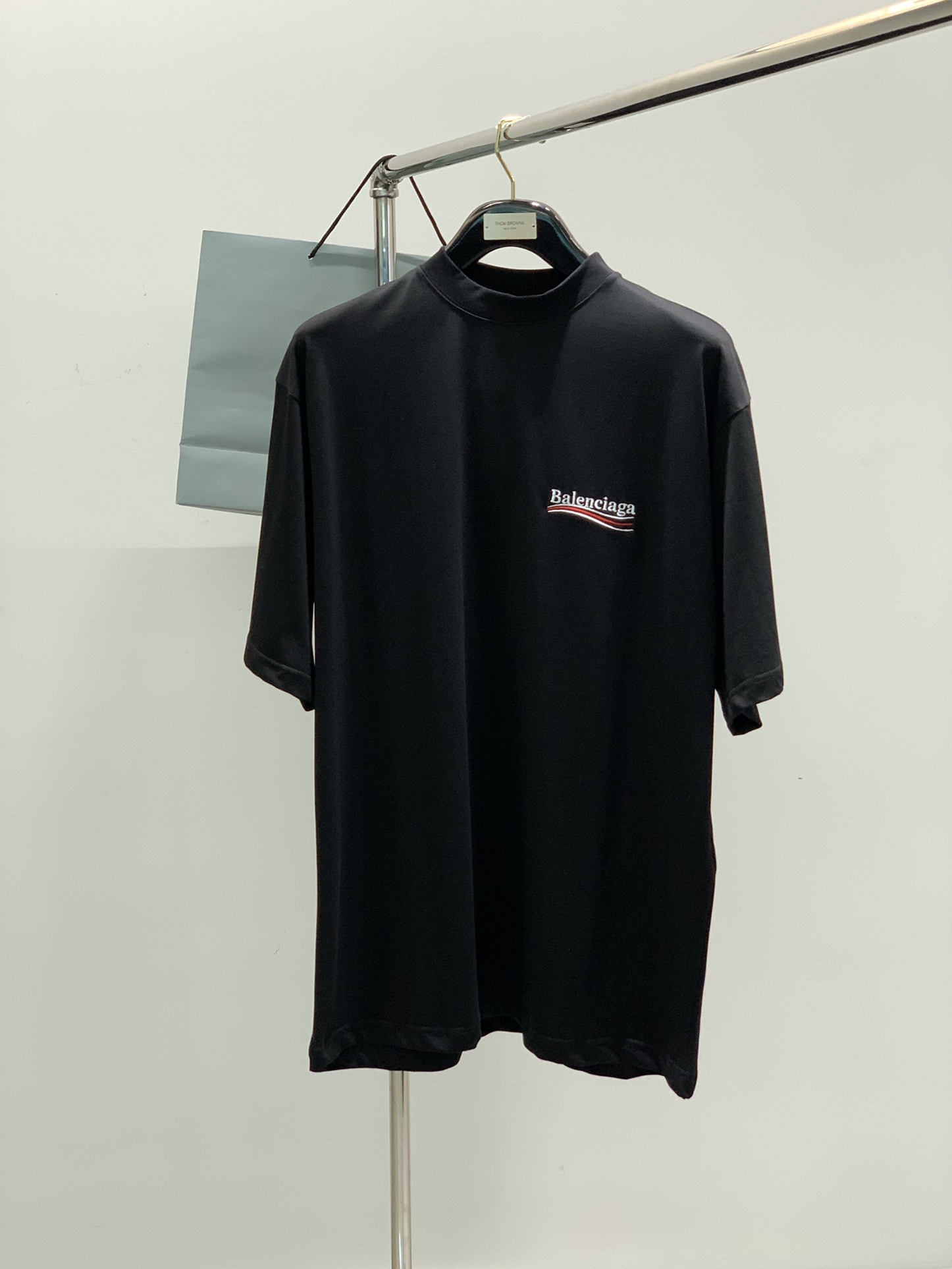 NO:136887,,Balenciaga Balenciaga, the latest summer season, the counter is available at the same time, original singles, hot fashion casual round neck short-sleeved T-shirt, imported original fabric, unique design, top-grade embroidery craft letter pattern decoration logo, simple and fashionable, handsome upper body, complete three standards, code number XS-L,,balenciaga,balenciaga,T-shirt,tees,t-shirt,alexander wang19860909,Balenciaga 巴黎世家,夏季季最新款,专柜同步有售,原单狠货,爆款时尚休闲圆领短袖T恤,进口原版面料,独特设计,顶级刺绣工艺字母图案装饰logo,简约时尚 ,上身帅气,三标齐全,码数XS-L,,balenciaga,balenciaga,T-shirt,tees，t-shirt,alexander wang,Men's clothing