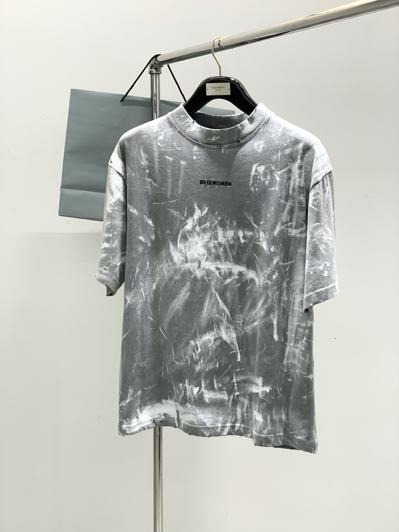 NO:136874,,Balenciaga Balenciaga, the latest summer season, the counter is available at the same time, original singles, hot fashion casual round neck short-sleeved T-shirt, imported original fabric, unique design, top-grade embroidery craft letter pattern decoration logo, simple and fashionable, handsome upper body, complete three standards, S-XL, ,balenciaga, balenciaga, T-shirt,tees, t-shirt,alexander wang19860909,Balenciaga 巴黎世家,夏季季最新款,专柜同步有售,原单狠货,爆款时尚休闲圆领短袖T恤,进口原版面料,独特设计,顶级刺绣工艺字母图案装饰logo,简约时尚 ,上身帅气,三标齐全,码数S-XL,,balenciaga,balenciaga,T-shirt,tees，t-shirt,alexander wang,Men's clothing