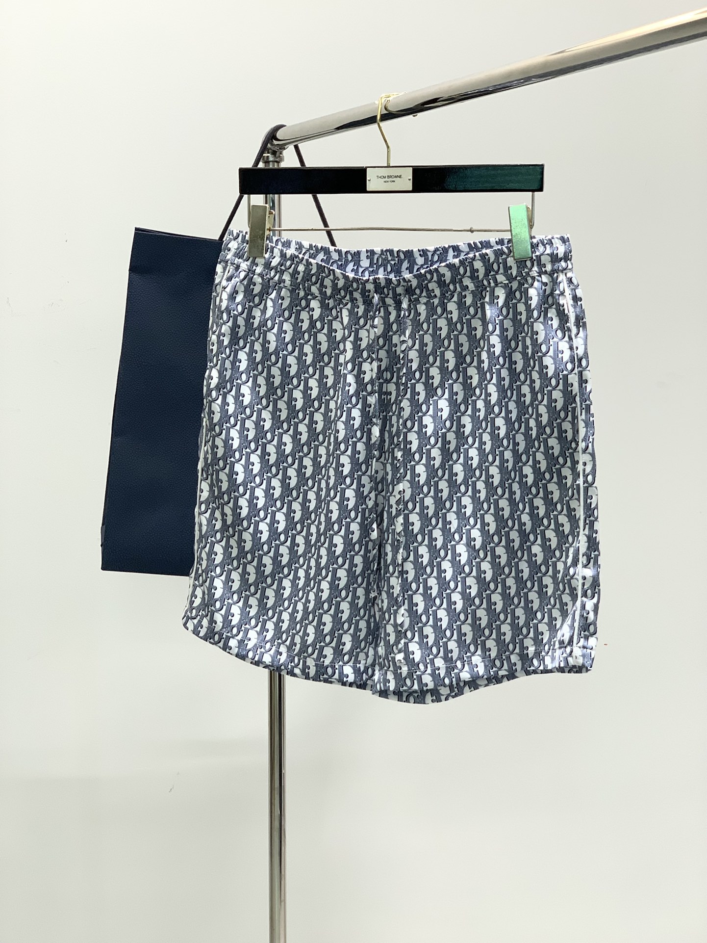 NO:136881,,Dior Dior, new summer products, available at the same time for counters, simple and fashionable casual shorts, original imported fabric, comfortable and breathable, top-grade printing craft letter pattern decoration logo, original hardware and auxiliary materials decoration, extremely high grade, unique design, fashionable and handsome on the upper body!  S-XL, dior, dior, shorts, alexander wang19860909,Dior 迪奥, 夏季新品,专柜同步有售,简约时尚休闲短裤,原版进口面料,舒适透气,顶级印花工艺字母图案装饰logo,原版五金辅料装饰,档次极高,独特设计,上身时尚帅气！码数S-XL,,dior,dior,shorts,alexander wang,Men's clothing