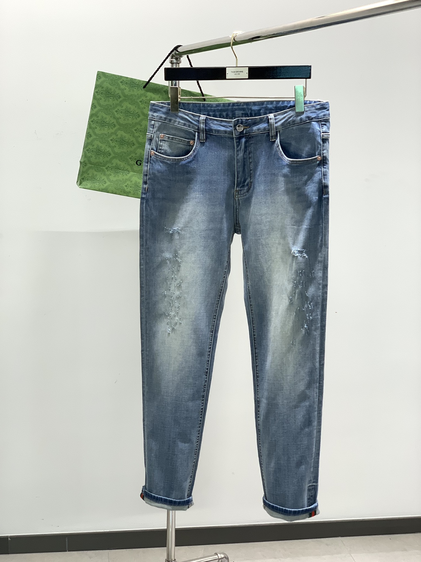 NO:136871,,GUCCI Gucci, the latest spring products, special counters are available at the same time, original singles, washable casual jeans, imported original washing elastic fabric, comfortable and elastic, unique design style, top-grade printing craft letter pattern logo, original hardware and auxiliary decoration, extremely high grade, handsome and stylish upper body, 29-38,,gucci,gucci,jeans,alexander wang19860909,GUCCI 古驰,春季最新品,专柜同步有售,原单狠货,水洗休闲牛仔裤,进口原版水洗弹力面料,舒适有弹性,独特设计风格,顶级印花工艺字母图案logo,原版五金辅料装饰,档次极高,上身帅气有型,码数29-38,,gucci,gucci,jeans,alexander wang,Men's clothing