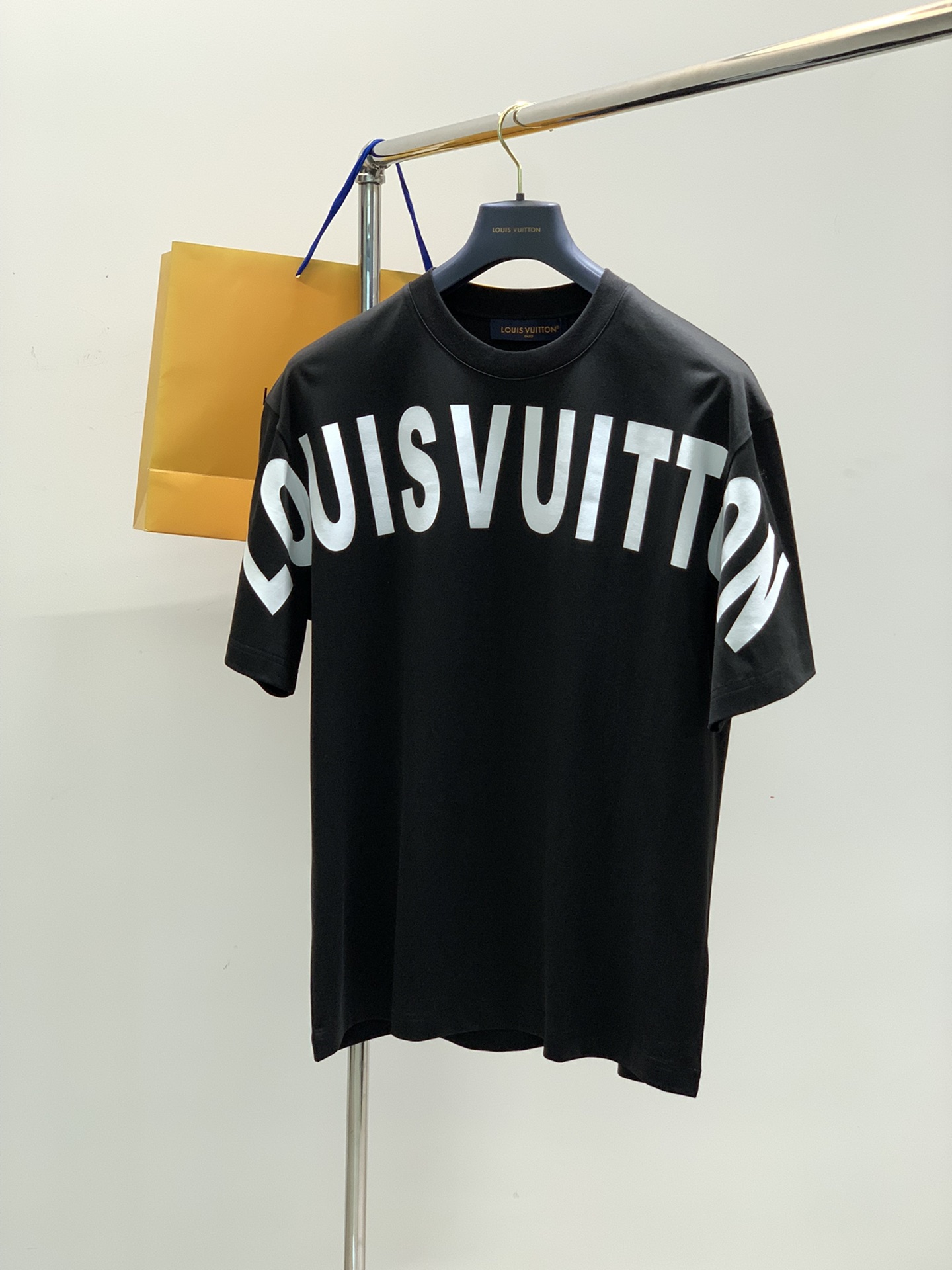 NO:140999,,LouisVuitton, the latest summer model, available at the counter at the same time, original singles, fashionable and casual round neck short-sleeved T-shirt, very distinctive on the upper body!  Eye-catching and highlighted, imported original fabric, top-level printing craft letter pattern decorative logo, simple but not lacking in fashion, classic and atmospheric, comfortable and breathable, handsome and stylish on the upper body, 3 colors recommendation, code number M-3XL,, louis vuitton, louis vuitton, T-shirt,tees, t-shirt,alexander wang19860909,LouisVuitton 路易威登,夏季最新款,专柜同步有售,原单狠货,时尚休闲圆领短袖T恤,上身很有特点！吸睛而有亮点,进口原版面料,顶级印花工艺字母图案装饰Logo,简单而不失时尚,经典大气,舒适透气,上身帅气有型,3色推荐,码数M-3XL,,louis vuitton,louis vuitton,T-shirt,tees，t-shirt,alexander wang,Men's clothing