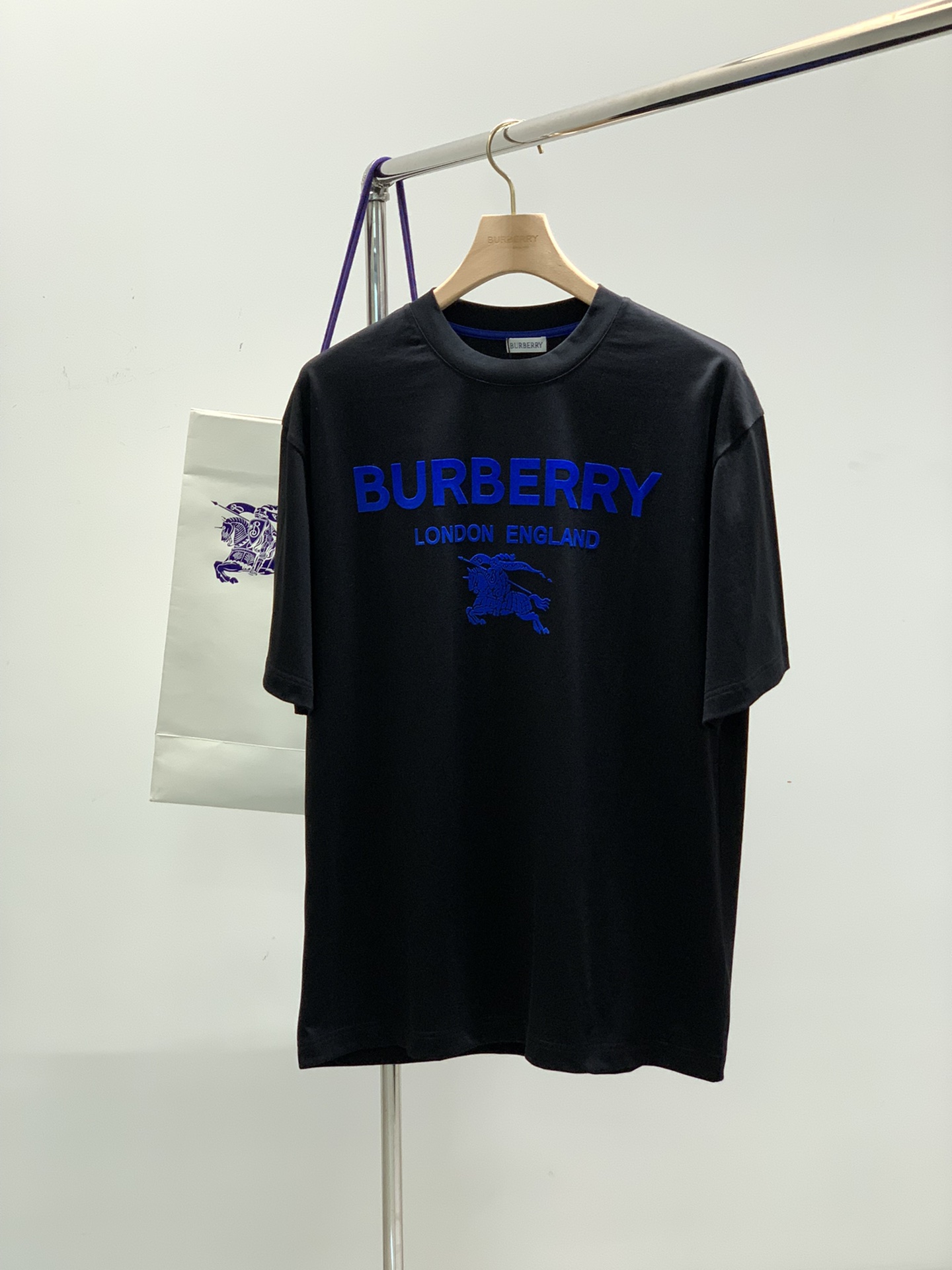 NO:136896,,Burberry Burberry, the latest summer products, available at the counter at the same time, original singles, fashionable and casual round neck short-sleeved T-shirt, imported original fabric, comfortable and breathable upper body, top printing craft letter pattern decoration logo, extremely high grade, comfortable and versatile, top body handsome, 2 colors recommended, code number M-3XL, ,burberry, burberry, T-shirt,tees, t-shirt,alexander wang19860909,Burberry 巴宝莉,夏季最新品,专柜同步有售,原单狠货,时尚休闲圆领短袖T恤,进口原版面料,上身舒适透气,顶级印花工艺字母图案装饰logo,档次极高,舒适百搭,上身帅气十足,2色推荐,码数M-3XL,,burberry,burberry,T-shirt,tees，t-shirt,alexander wang,Men's clothing