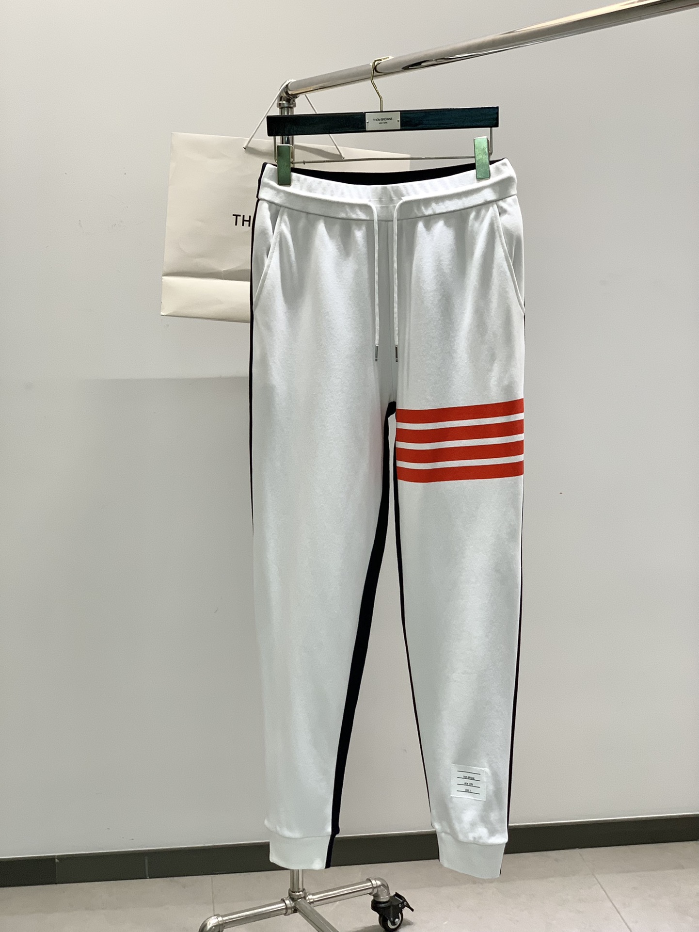 NO:138391,Clothes, Pants P, Thom Browne Tom Brown, the latest spring products, fashionable casual suits, the counter is available at the same time, original singles, imported original fabric, excellent comfort, top-grade printing craft letter pattern logo, original hardware and auxiliary decoration, extremely high grade, calm and versatile, handsome and stylish, digits 1-4, thom browne, alexander wang19860909衣服,裤子P,Thom Browne 汤姆·布朗 ,春季最新品,时尚休闲套装,专柜同步有售,原单狠货,采用进口原版面料,舒适度极佳,顶级印花工艺字母图案logo,原版五金辅料装饰,档次极高,从容百搭,上身帅气有型,码数1-4,,thom browne,alexander wang,Men's clothing