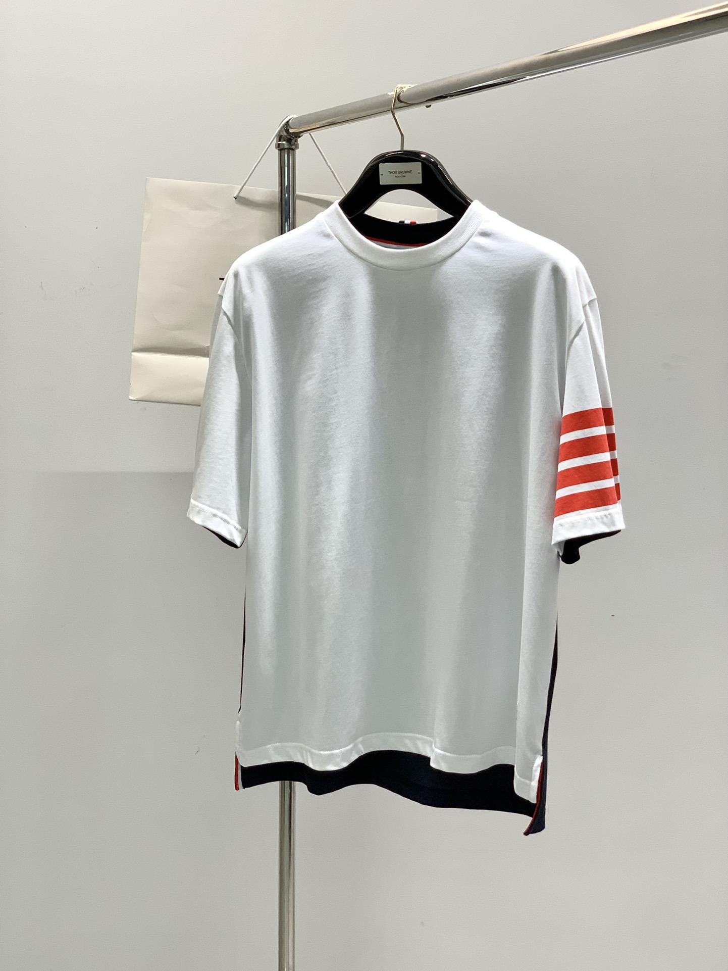 NO:136895,Clothes, Pants P, Thom Browne Tom Brown, the latest summer products, fashionable and casual round neck short-sleeved T-shirt, available at the counter, original singles, imported original fabric, excellent comfort, top-grade printing craft letter pattern logo, extremely high grade, calm and versatile, handsome and stylish upper body, 1-4, thom browne, T-shirt, tees, t-shirt, alexander wang19860909衣服,裤子P,Thom Browne 汤姆·布朗 ,夏季最新品,时尚休闲圆领短袖T恤,专柜同步有售,原单狠货,采用进口原版面料,舒适度极佳,顶级印花工艺字母图案logo,档次极高,从容百搭,上身帅气有型,码数1-4,,thom browne,T-shirt,tees，t-shirt,alexander wang,Men's clothing