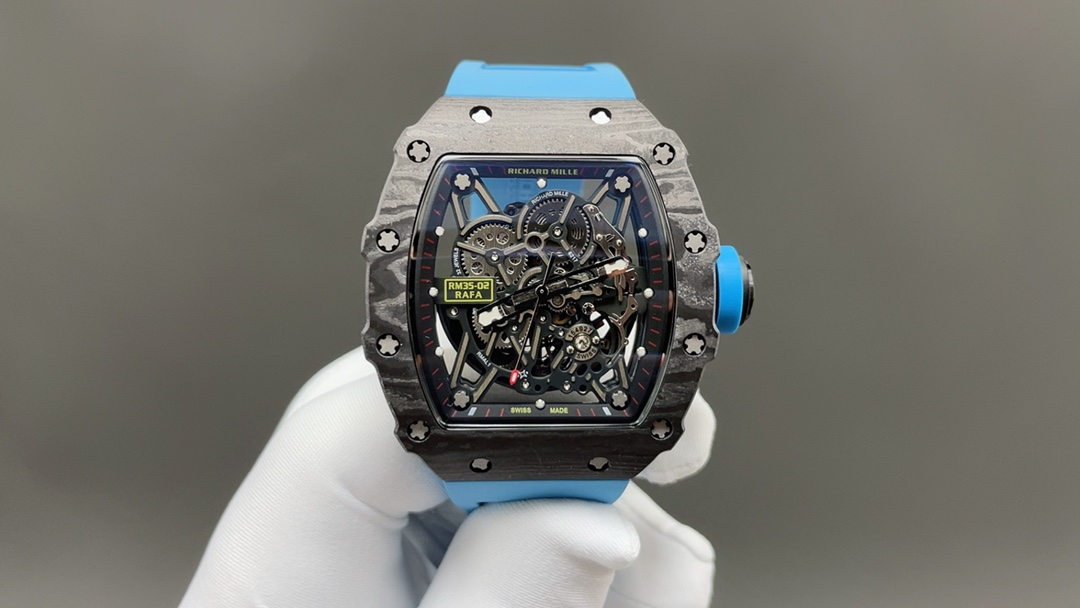 NO:392896,[Integrated movement white gem shock absorber] 『RICHARD MILLE』 Richard Mill RM 35-02 This is the first work in the series equipped with an automatic movement, and it uses all carbon fiber materials to make the entire case ingeniously. The case is made of NTT carbon fiber, characterized by lightness, color retention and durability, and the surface texture is delicate and natural. The case has super impact resistance and can be easily withstand any intense sports. The case cover is slim and fits the hand, and the original size is 49.94x44.5x13.05mm Equipped with RMAL1  Automatic winding movement, with a swing frequency of 28800vh, and a double barrel provides 55-hour power storage. The main plywood, bridge board, etc. of the movement made of 5-level titanium, is decorated with VD coating, and is full of modern aesthetics. Even those who are not very persistent in technology can experience the unique mechanical aesthetics. (Note the true integrated movement, which can move balance springs, white gem shock absorber on the movement surface, white gem shock absorber on the bottom of the movement and adjuster outer piles, the movement gear is real, the carbon black gear at 12 o'clock, bid farewell to the fake plywood movement.) 'Perspective' is the consistent feature of Richard Mille. RM 35-02 specially added a striking luminous pattern at the top of the hour, minute and second pointer, so that it is convenient to read without damaging its permeability. The back of the watch is selected with anti-reflection sapphire crystal glass, allowing people to appreciate the details of the movement through the oscillation.19860909【一体机芯白宝石避震】 『RICHARD MILLE』理查德米尔RM 35-02 这是该系列第一枚搭载自动上链机芯的作品,并且别出心裁地使用全碳纤维材料来制作整个表壳. 表壳以NTT 碳纤维打造,特点是轻盈、保色与耐用,且表面纹理细腻自然独特；表壳具备超强的抗冲击力,任何剧烈体育运动都能轻松承受.壳套纤薄贴手,原品尺寸为49.94x44.5x13.05mm 搭载RMAL1 自动上链机芯,摆频28800vh,双发条盒提供55小时动力存储.由5级钛制作的机芯主夹板、桥板等经过VD镀层的装饰,富有现代风格的美感,即便对于技术不太执着的人也可以体味到独特的机械审美.（注意真一体机芯,会动摆轮游丝,机芯面白宝石避震器,机芯底白宝石避震器和调整器外桩,机芯齿轮真实,12点位置碳黑齿轮,告别假夹板机芯.） 「透视」是 Richard Mille 一贯的特色,RM 35-02 特别在时分秒指针顶端添加了醒目的夜光图案,方便读时的同时不损害其通透性.表背选择了防反射的蓝宝石水晶玻璃,让人们可以透过摆陀鉴赏机芯的细节,,Watch
