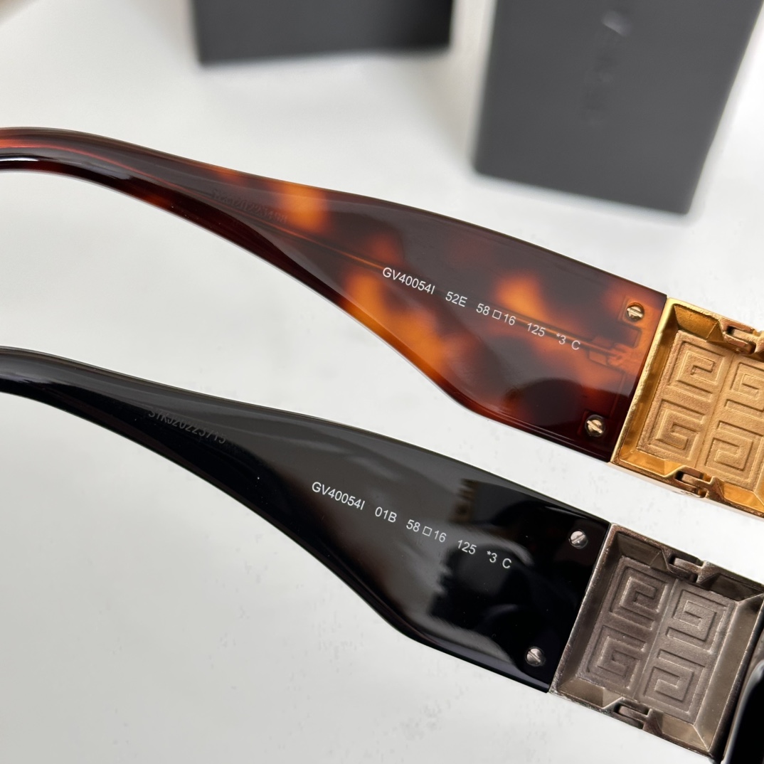  ‼️𝐆𝐈𝐕𝐄𝐍𝐂𝐇𝐘.4G系列
· 一体式鼻托 gv40054I
徽标五金镜腿 logo金属铰链
重工