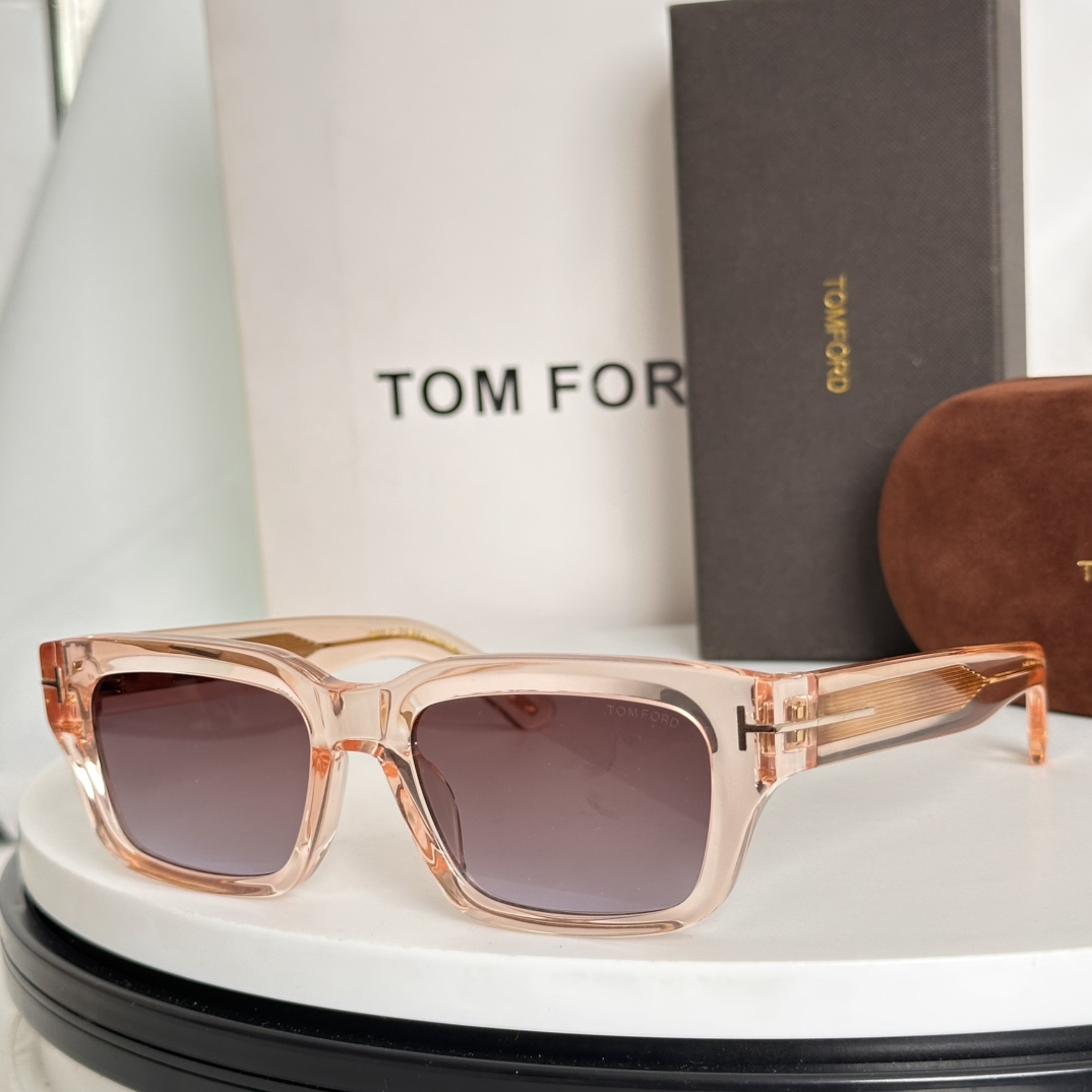  ‼️TOM FOR*FROM THE ICON COLLECTION
独特的“T”字形标志装饰侧面
镜