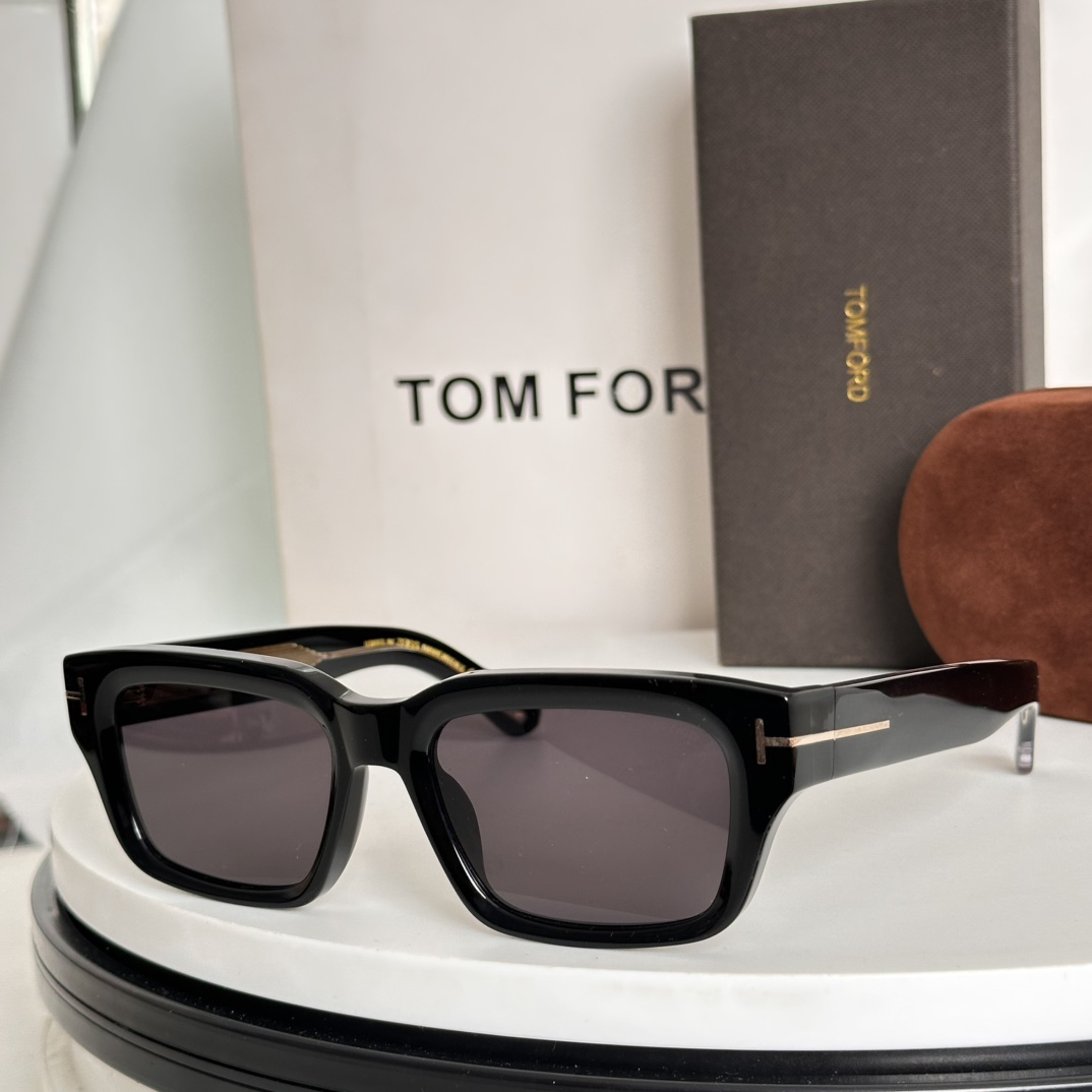  ‼️TOM FOR*FROM THE ICON COLLECTION
独特的“T”字形标志装饰侧面
镜