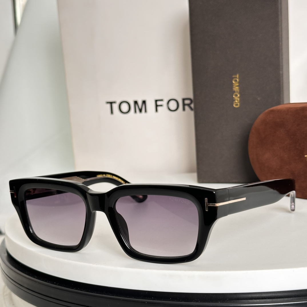  ‼️TOM FOR*FROM THE ICON COLLECTION
独特的“T”字形标志装饰侧面
镜