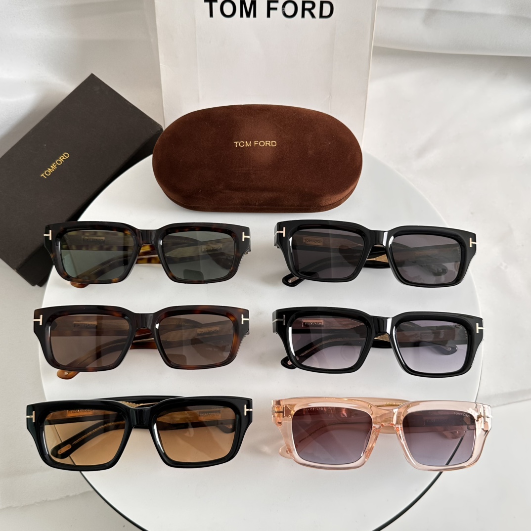  ‼️TOM FOR*FROM THE ICON COLLECTION
独特的“T”字形标志装饰侧面
镜
