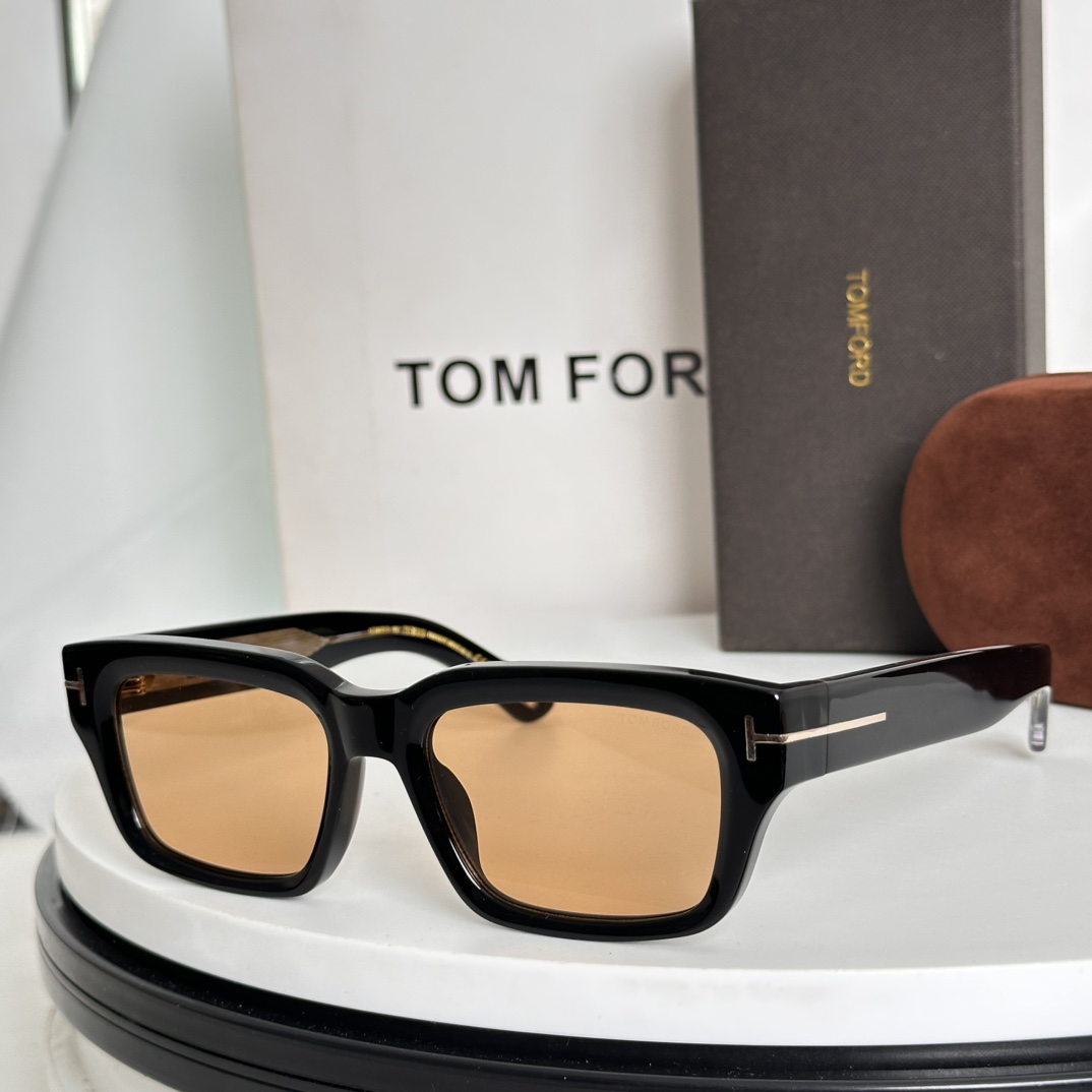  ‼️TOM FOR*FROM THE ICON COLLECTION
独特的“T”字形标志装饰侧面
镜