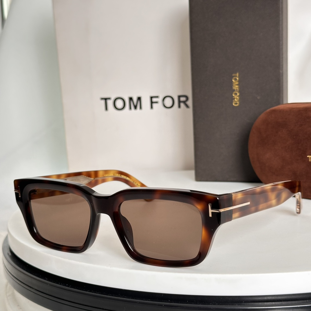  ‼️TOM FOR*FROM THE ICON COLLECTION
独特的“T”字形标志装饰侧面
镜