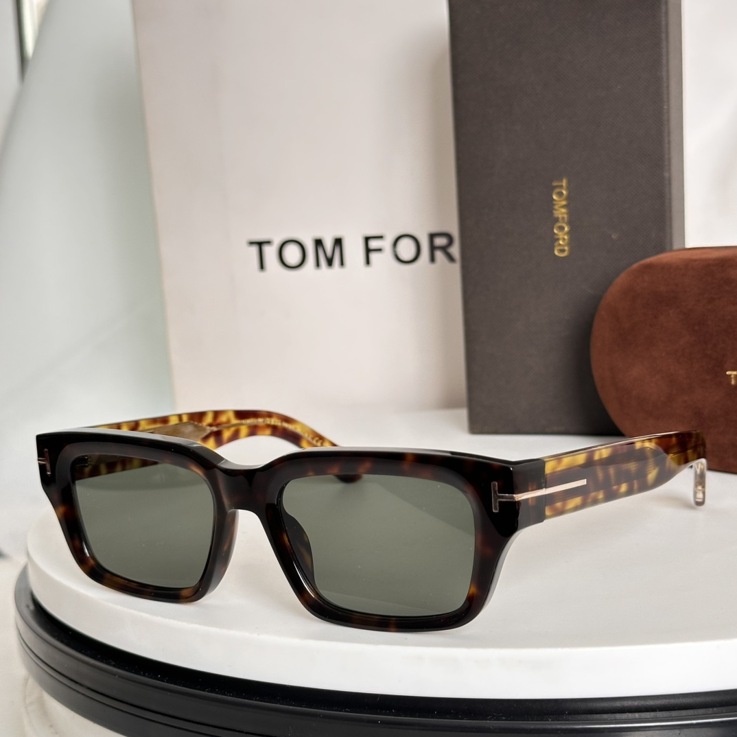  ‼️TOM FOR*FROM THE ICON COLLECTION
独特的“T”字形标志装饰侧面
镜