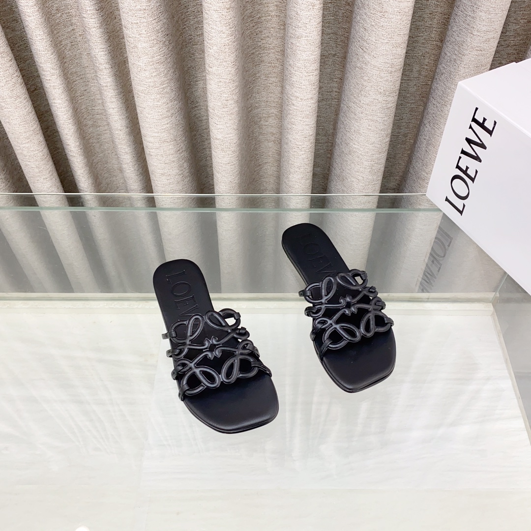 NO:414142,The latest 2025 Luo Yiwei LOEWE summer limited hollow slippers, it’s really beautiful to wear!  !  !  Highly recommended, super lazy, same style as celebrity bloggers!  Fabric: Imported sheepskin (5 colors of black, white, apricot, red, pink) Lining: Imported sheepskin Outsole: genuine leather injection molding and permeable sole Digital: 35-43 (40 41 42 43 customized) Note: Rubber sole can be customized 220, slippers, loewe, loewe, slippers, sheepskin198609092025最新罗意威LOEWE 夏季限定镂空拖鞋,上脚真的太美了！！！强烈推荐,超级懒人拖,明星博主同款！ 面料:进口羊皮（黑 白 杏 红 粉五个色） 里料:进口羊皮 大底:真皮注塑透染底 数码:35-43（40 41 42 43定做） 备注:橡胶底可以定做220,拖鞋,loewe,loewe,slippers,sheepskin,Women's Shoes