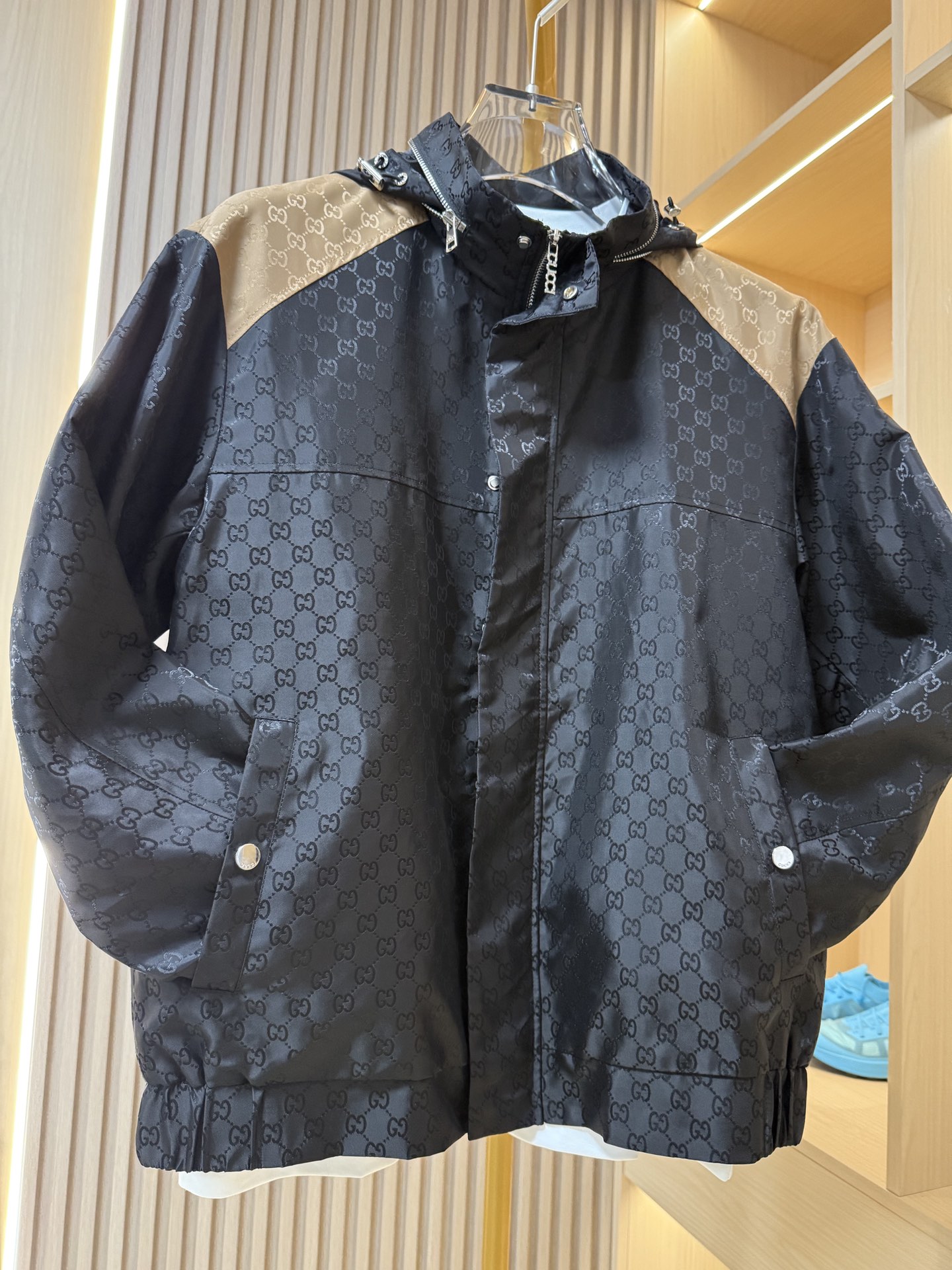 NO:136693,Guqi-2025 counter latest hot jackets are shipped, and European and American counters are popular!  Selected Italian imported polyester fabrics with the latest design, the whole body double G logo highlights the quality. Size M-3XL (with Hong Kong Lane Crawford Gift Box Packaging), Jackets & coats, alexander wang19860909古琦-2025专柜最新爆款外套出货 欧美专柜热销单品！精选意大利进口聚酯纤维面料搭配最新的设计,通体的双G标志彰显品质.尺码M-3XL（配香港连卡佛礼盒包装）,,jackets & coats,alexander wang,Men's clothing